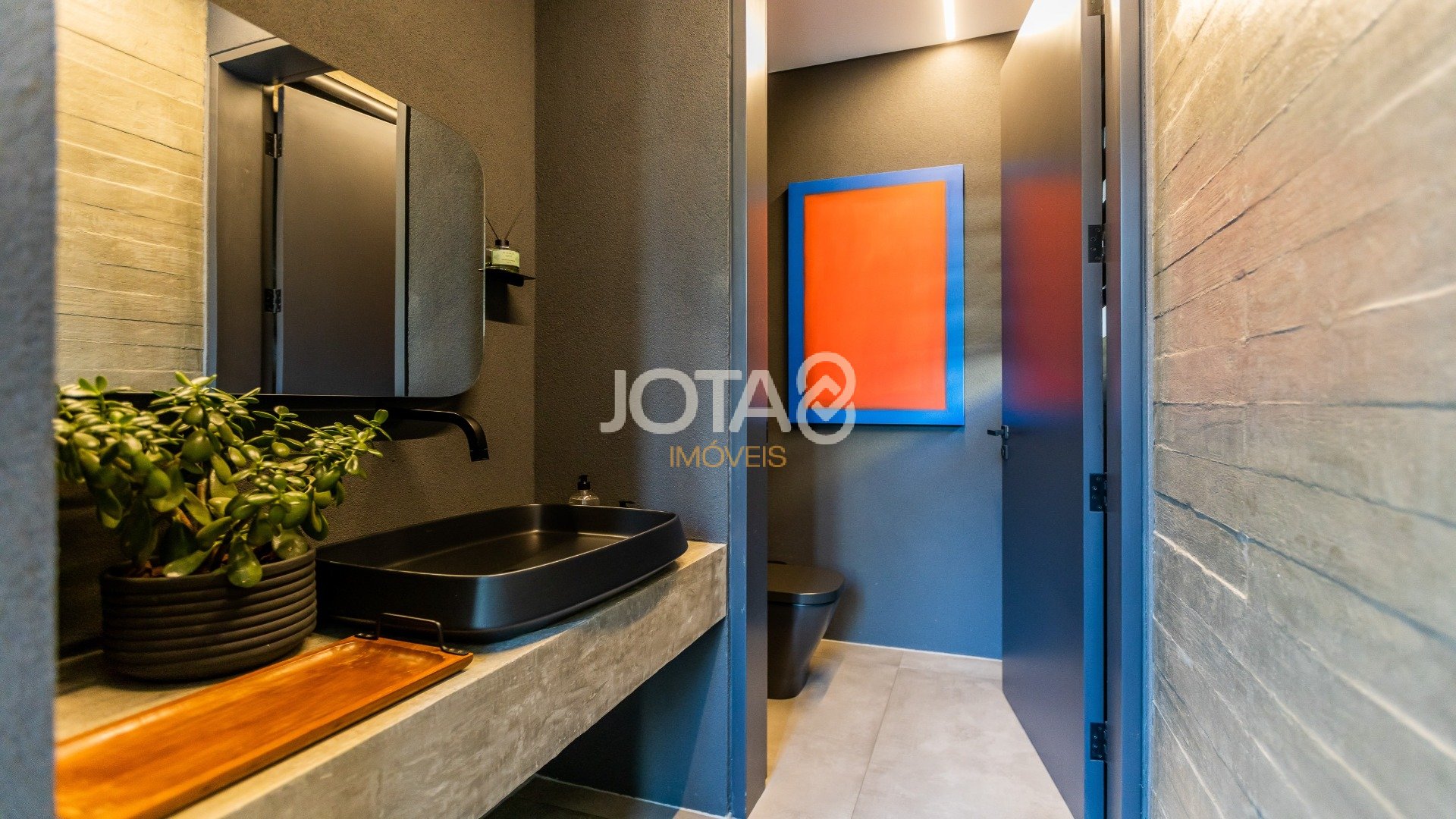 CASA COM 4 SUÍTES E ALTO PADRÃO DE ACABAMENTO