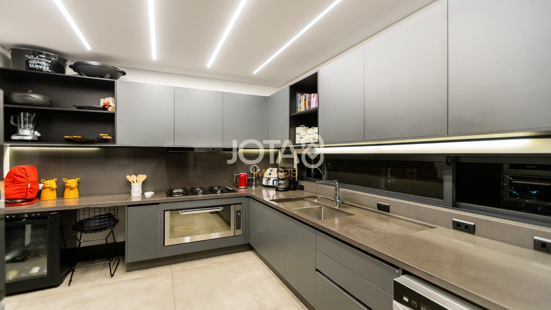 CASA COM 4 SUÍTES E ALTO PADRÃO DE ACABAMENTO