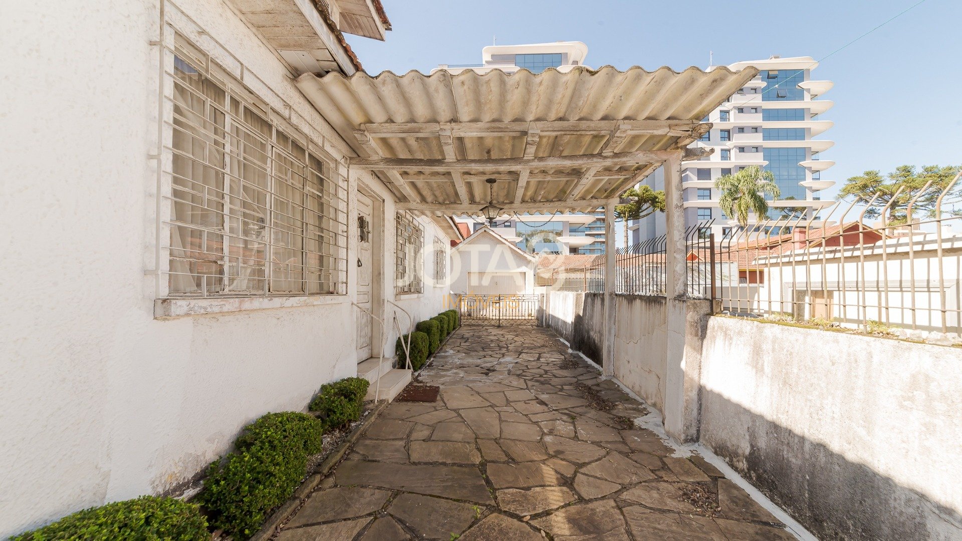 CASA COMERCIAL COM EXCELENTE LOCALIZAÇÃO NO BIGORRILHO