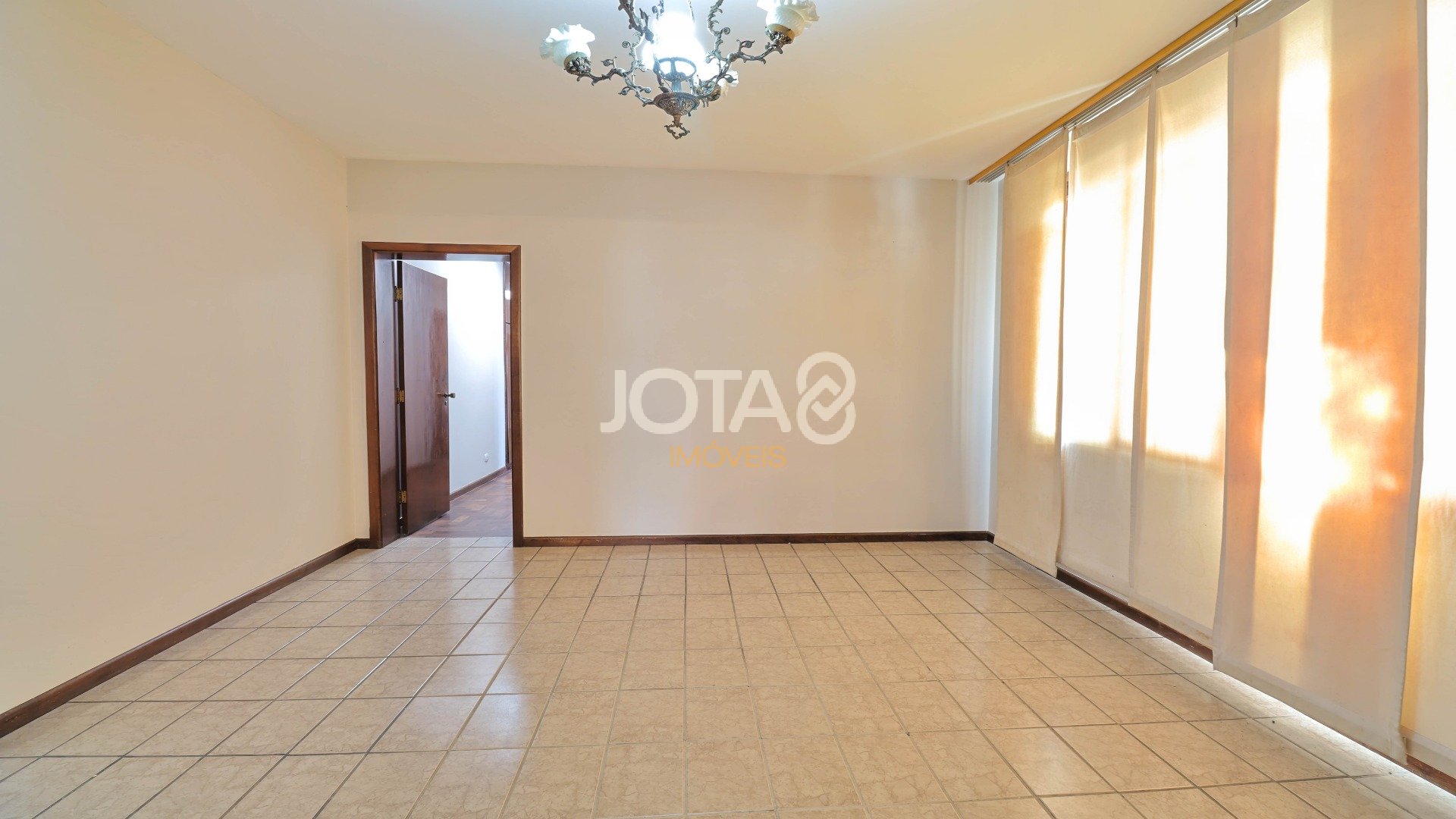 CASA COMERCIAL OU RESIDENCIAL EM ÓTIMA LOCALIZAÇÃO