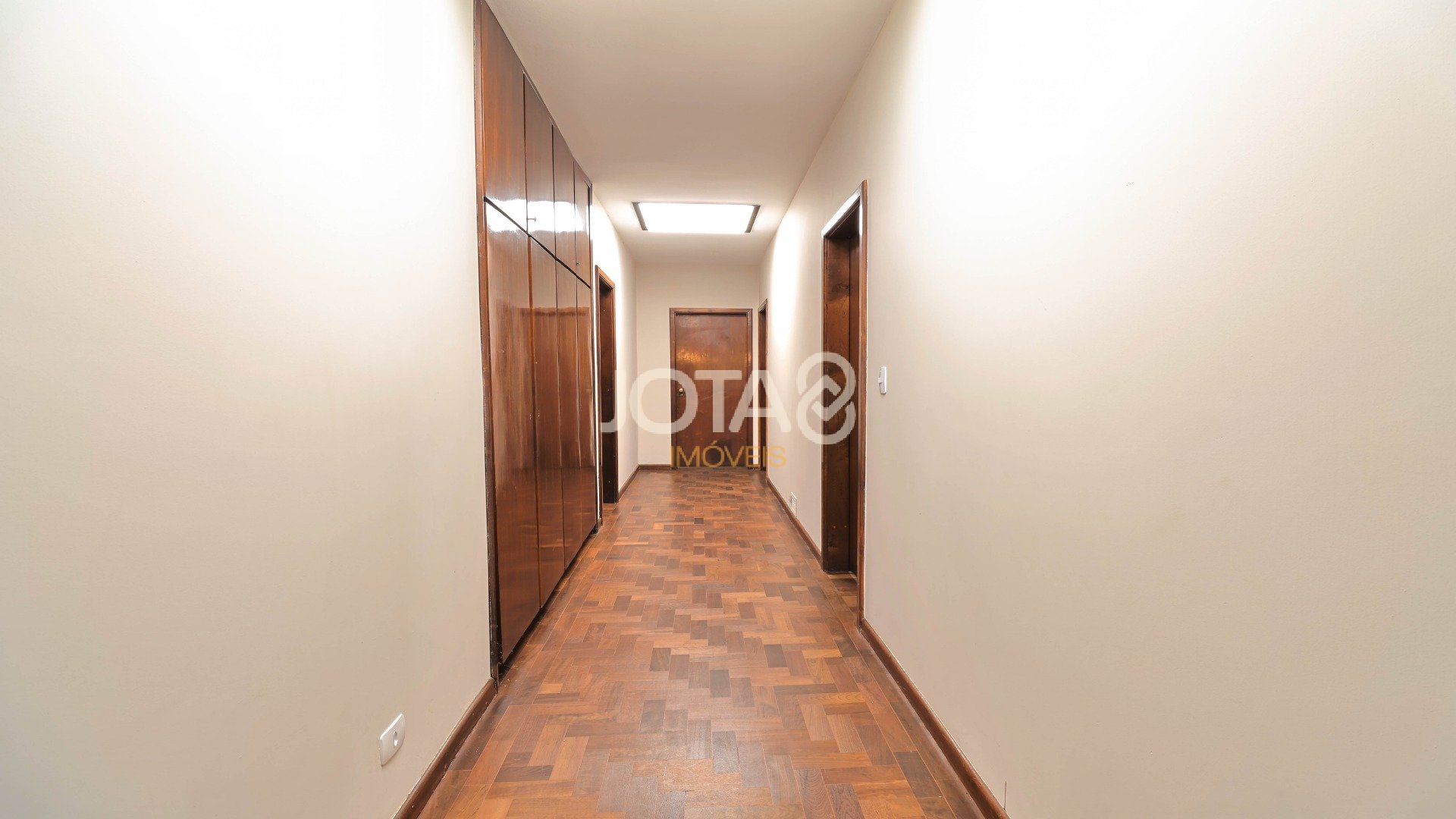 CASA COMERCIAL OU RESIDENCIAL EM ÓTIMA LOCALIZAÇÃO