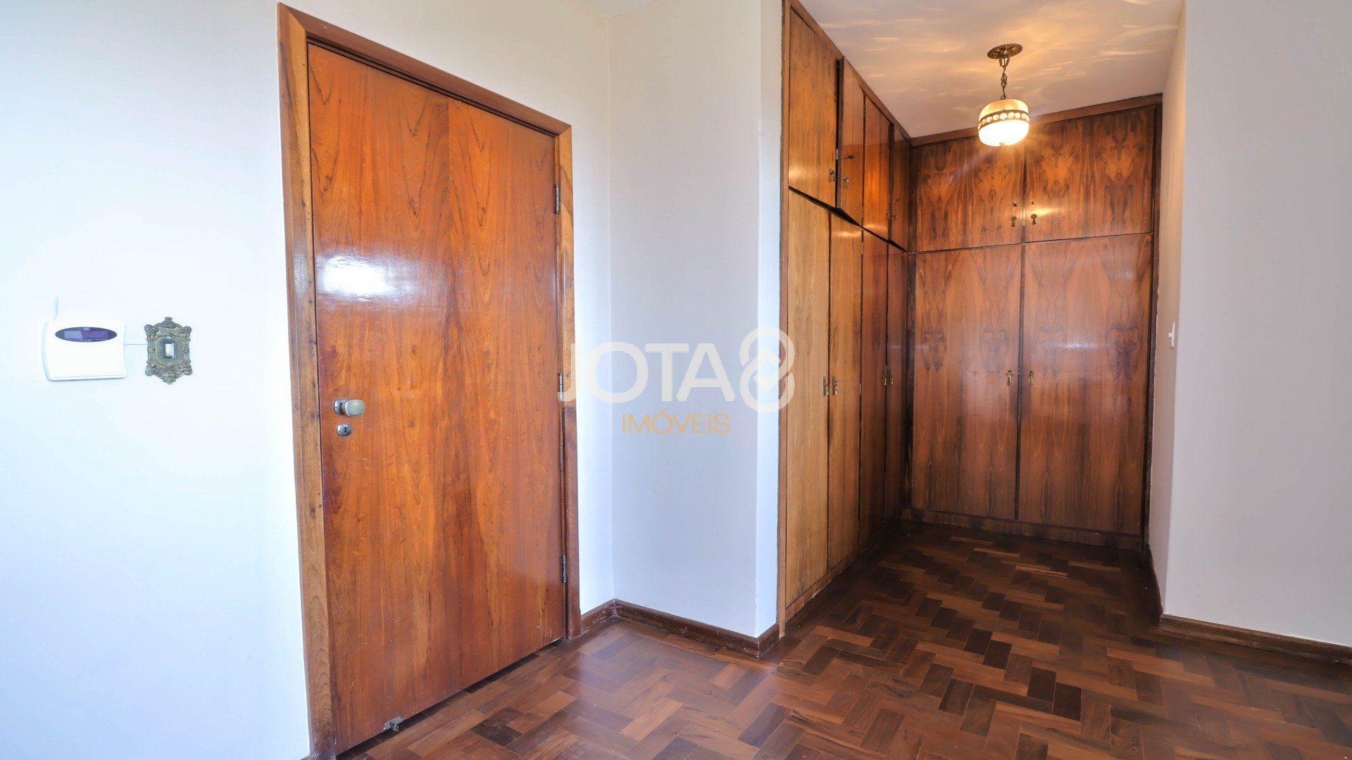 CASA COMERCIAL OU RESIDENCIAL EM ÓTIMA LOCALIZAÇÃO