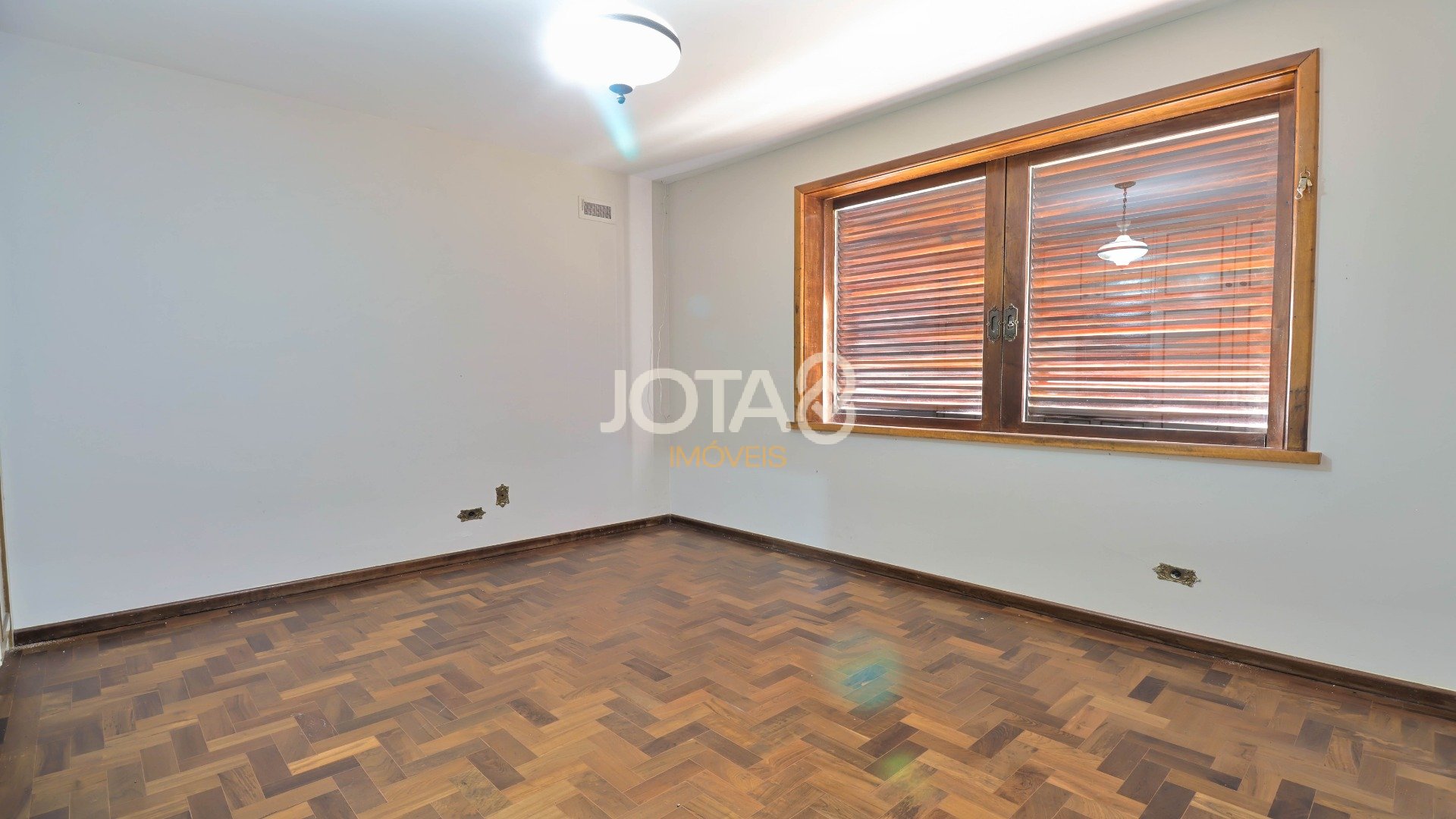 CASA COMERCIAL OU RESIDENCIAL EM ÓTIMA LOCALIZAÇÃO