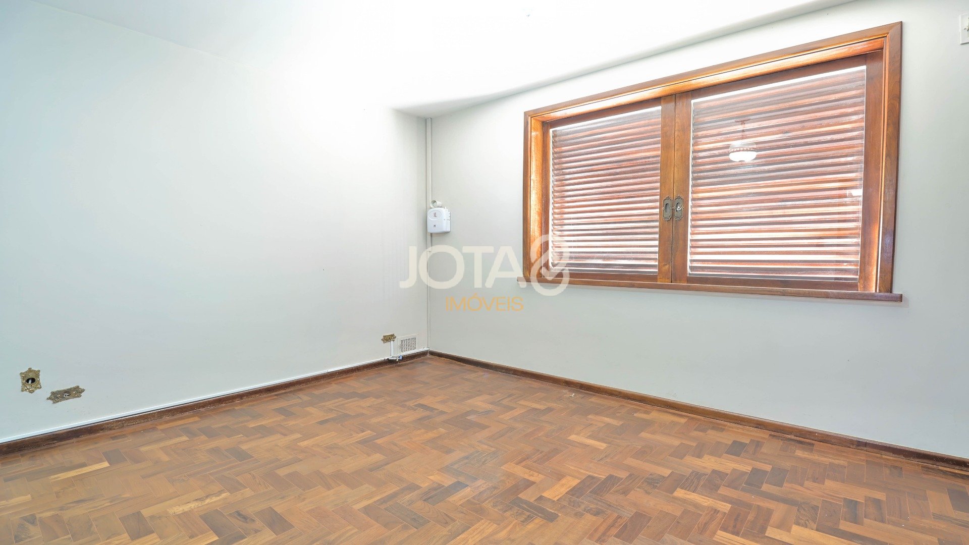 CASA COMERCIAL OU RESIDENCIAL EM ÓTIMA LOCALIZAÇÃO