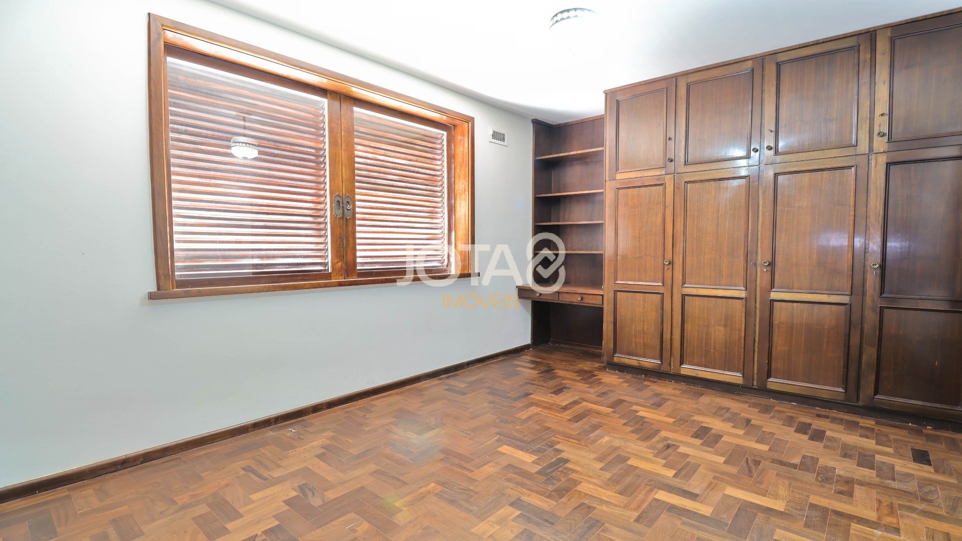 CASA COMERCIAL OU RESIDENCIAL EM ÓTIMA LOCALIZAÇÃO