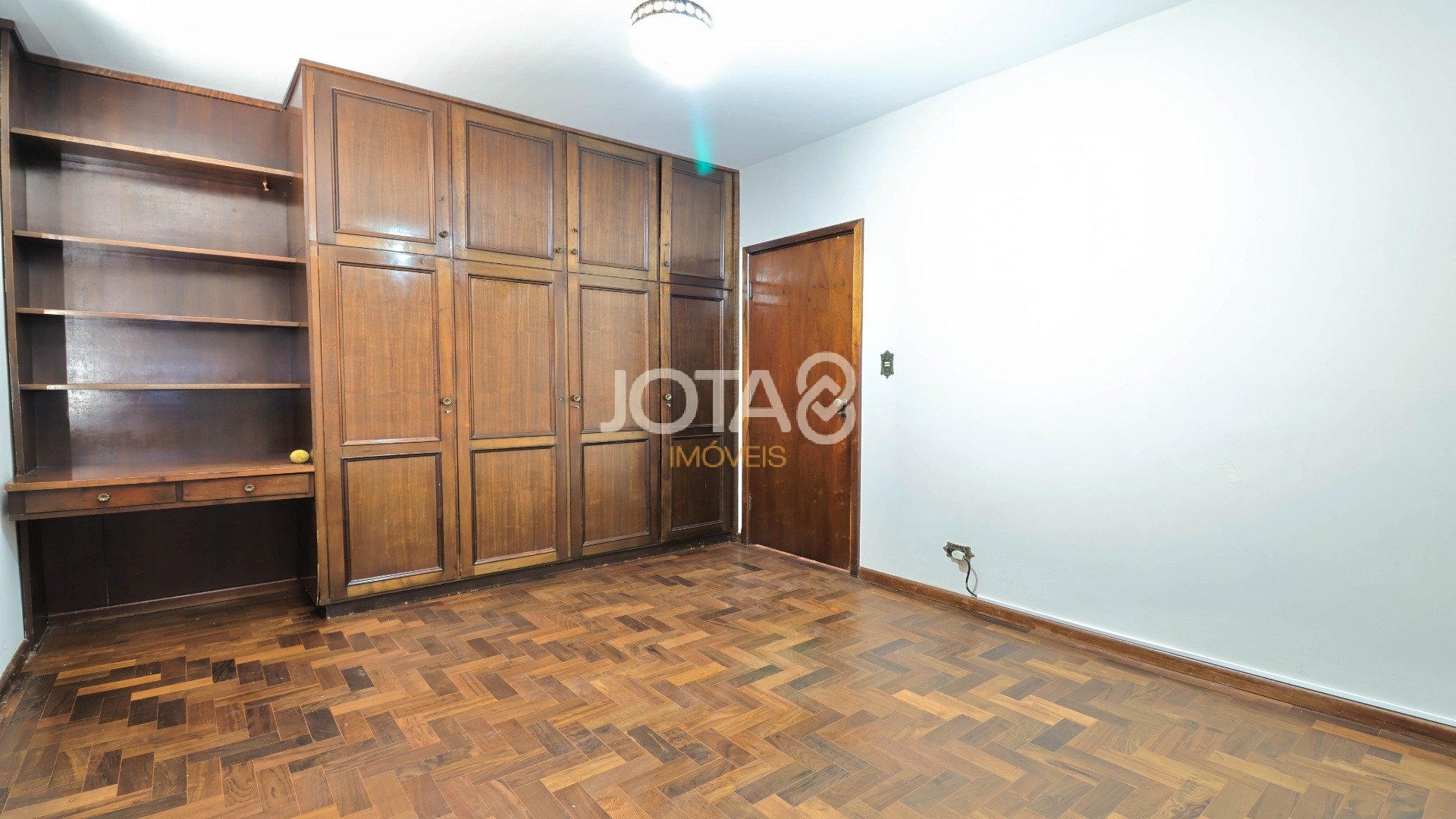 CASA COMERCIAL OU RESIDENCIAL EM ÓTIMA LOCALIZAÇÃO