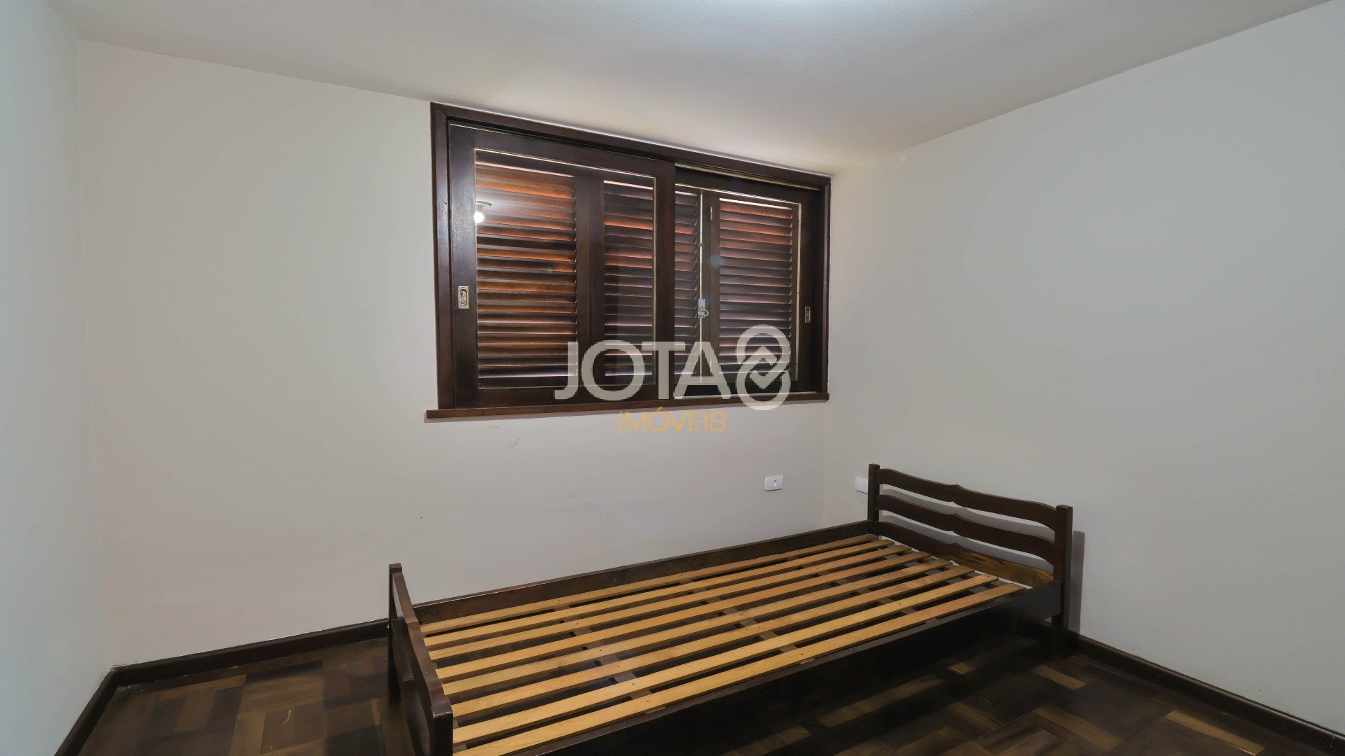 CASA COMERCIAL OU RESIDENCIAL EM ÓTIMA LOCALIZAÇÃO