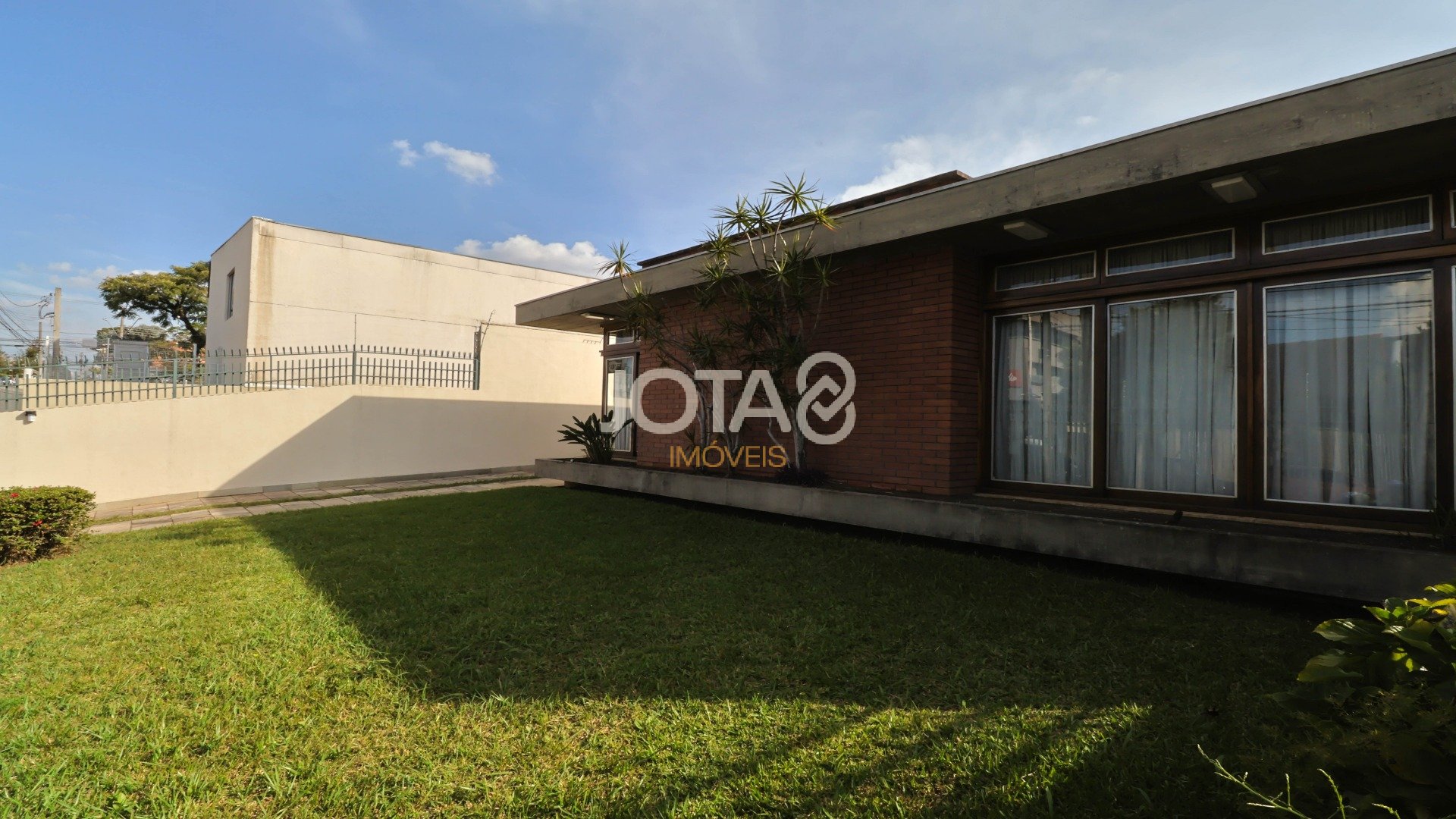 CASA COMERCIAL OU RESIDENCIAL EM ÓTIMA LOCALIZAÇÃO