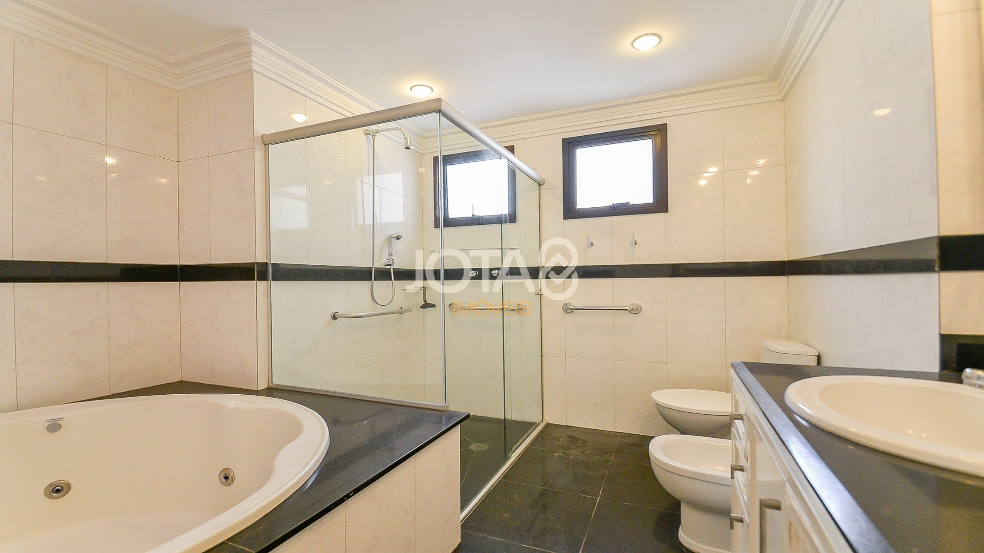 APARTAMENTO COM 3 SUÍTES E 4 VAGAS NA PRAÇA DO JAPÃO