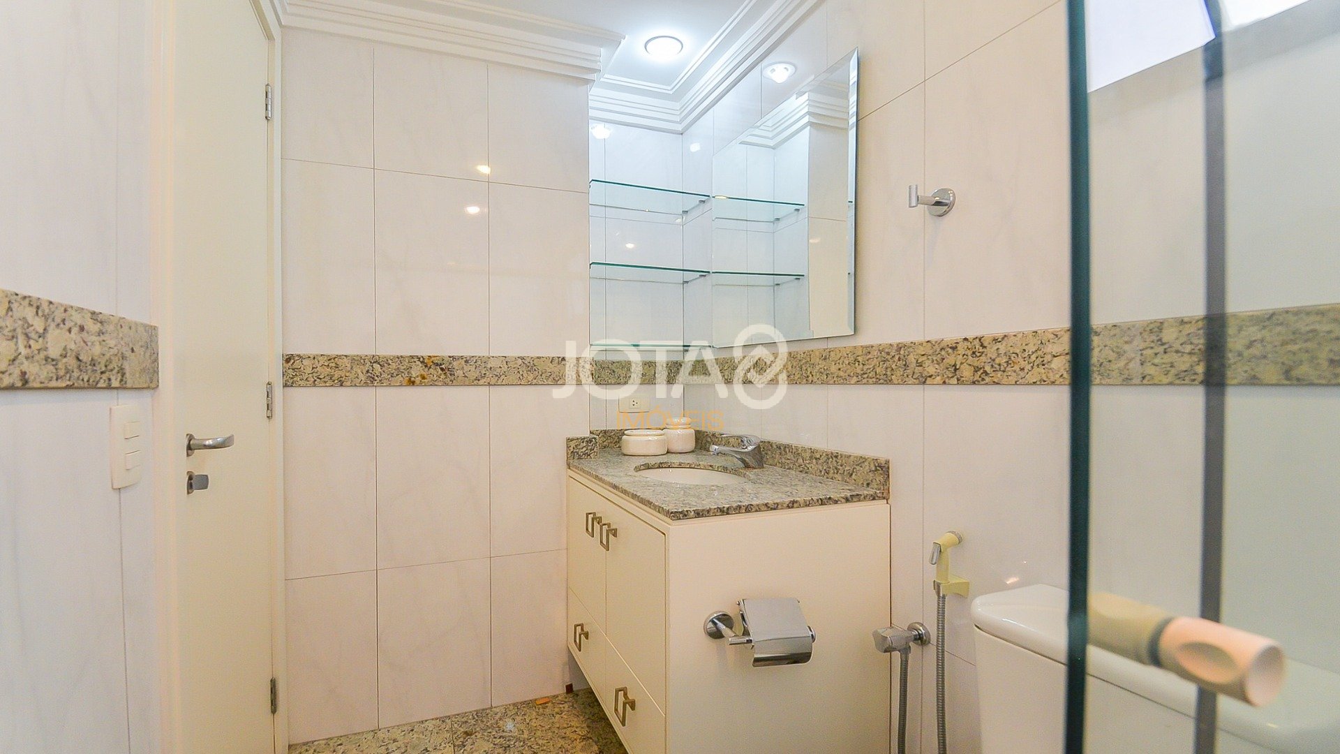 APARTAMENTO COM 3 SUÍTES E 4 VAGAS NA PRAÇA DO JAPÃO