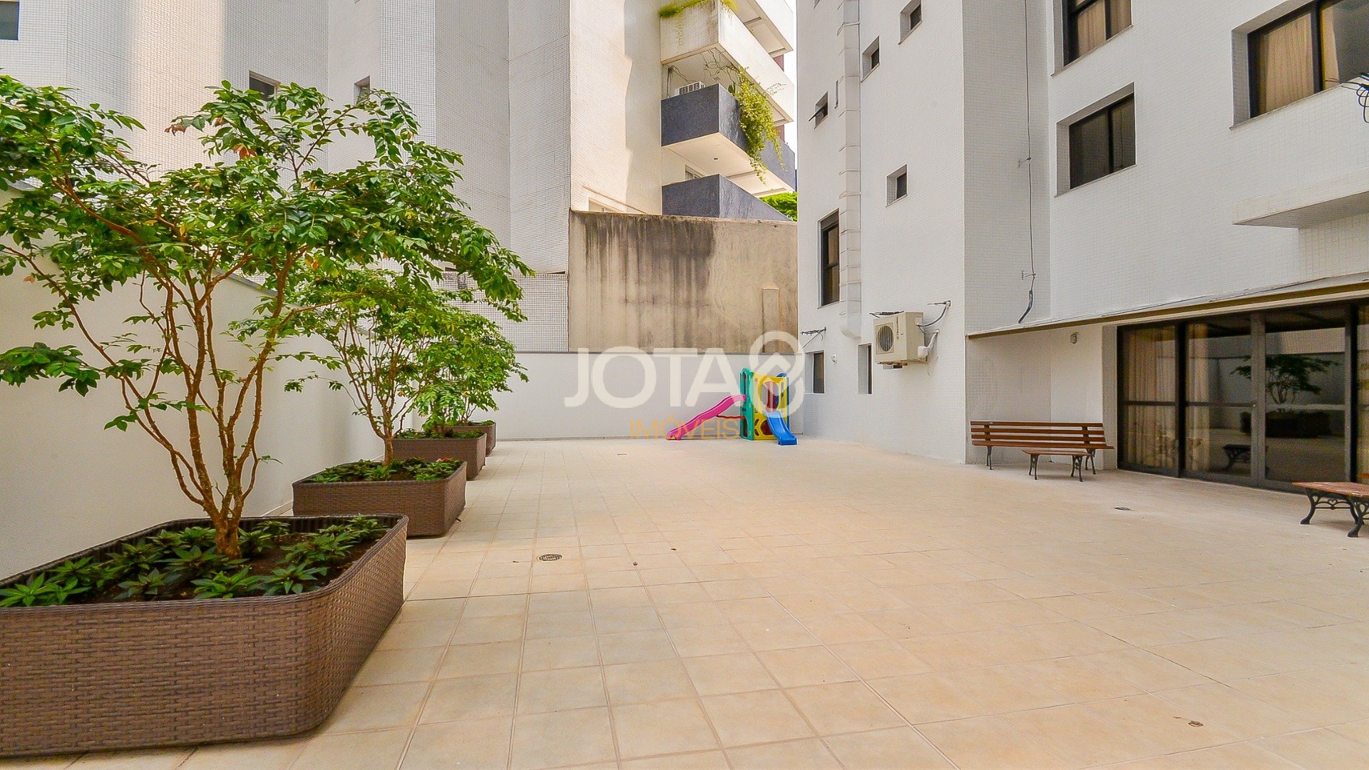 APARTAMENTO COM 3 SUÍTES E 4 VAGAS NA PRAÇA DO JAPÃO