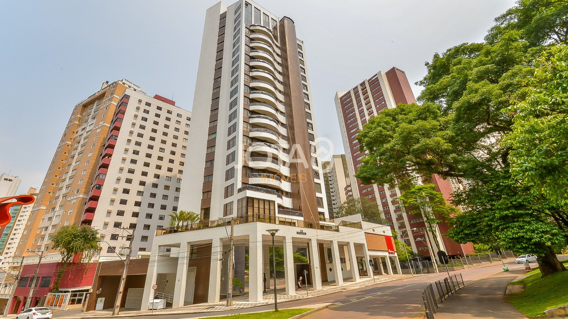 APARTAMENTO COM 3 SUÍTES E 4 VAGAS NA PRAÇA DO JAPÃO