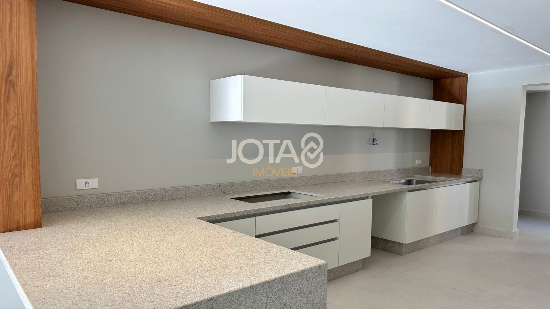 APARTAMENTO REFORMADO NO BATEL