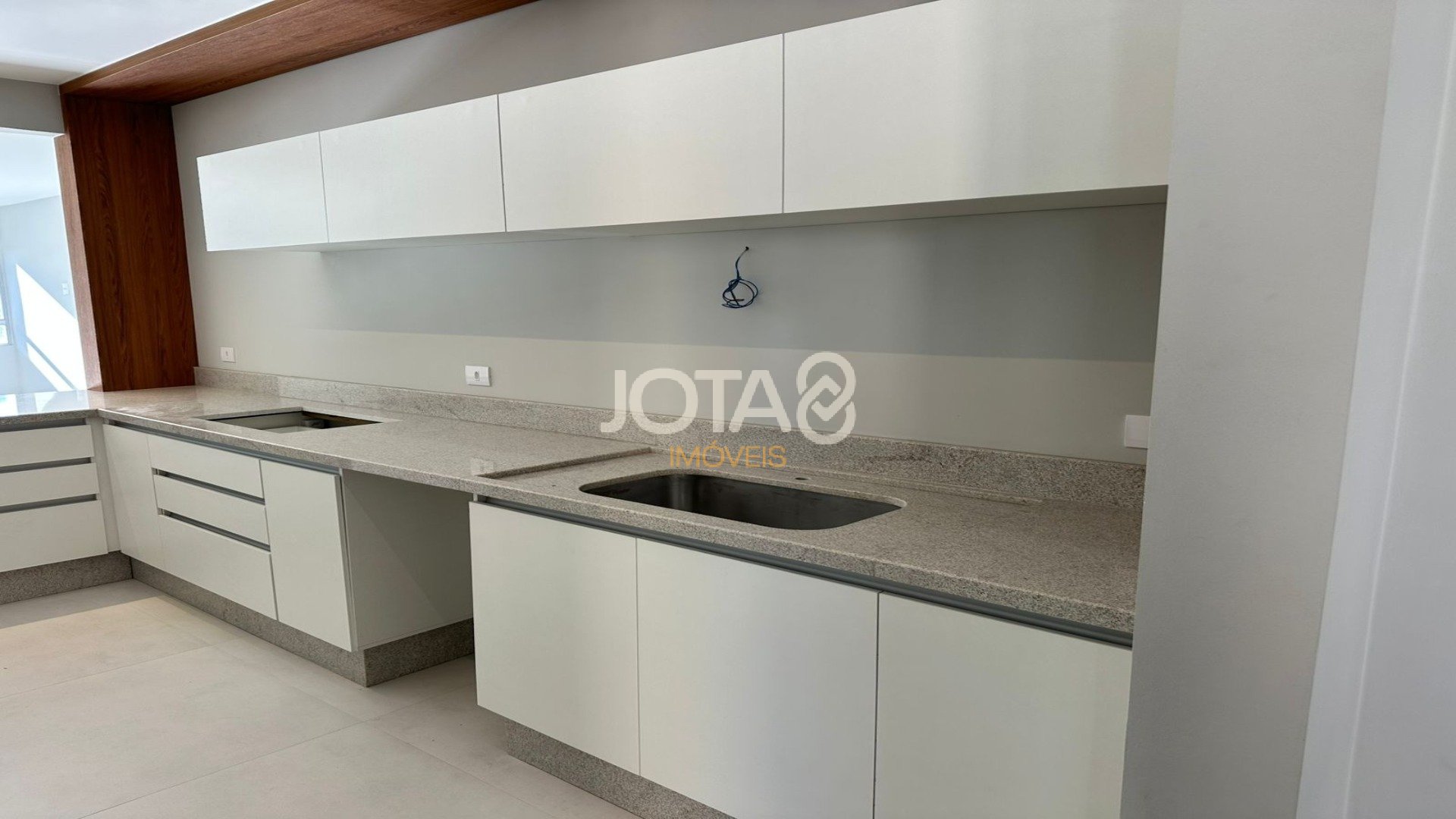 APARTAMENTO REFORMADO NO BATEL