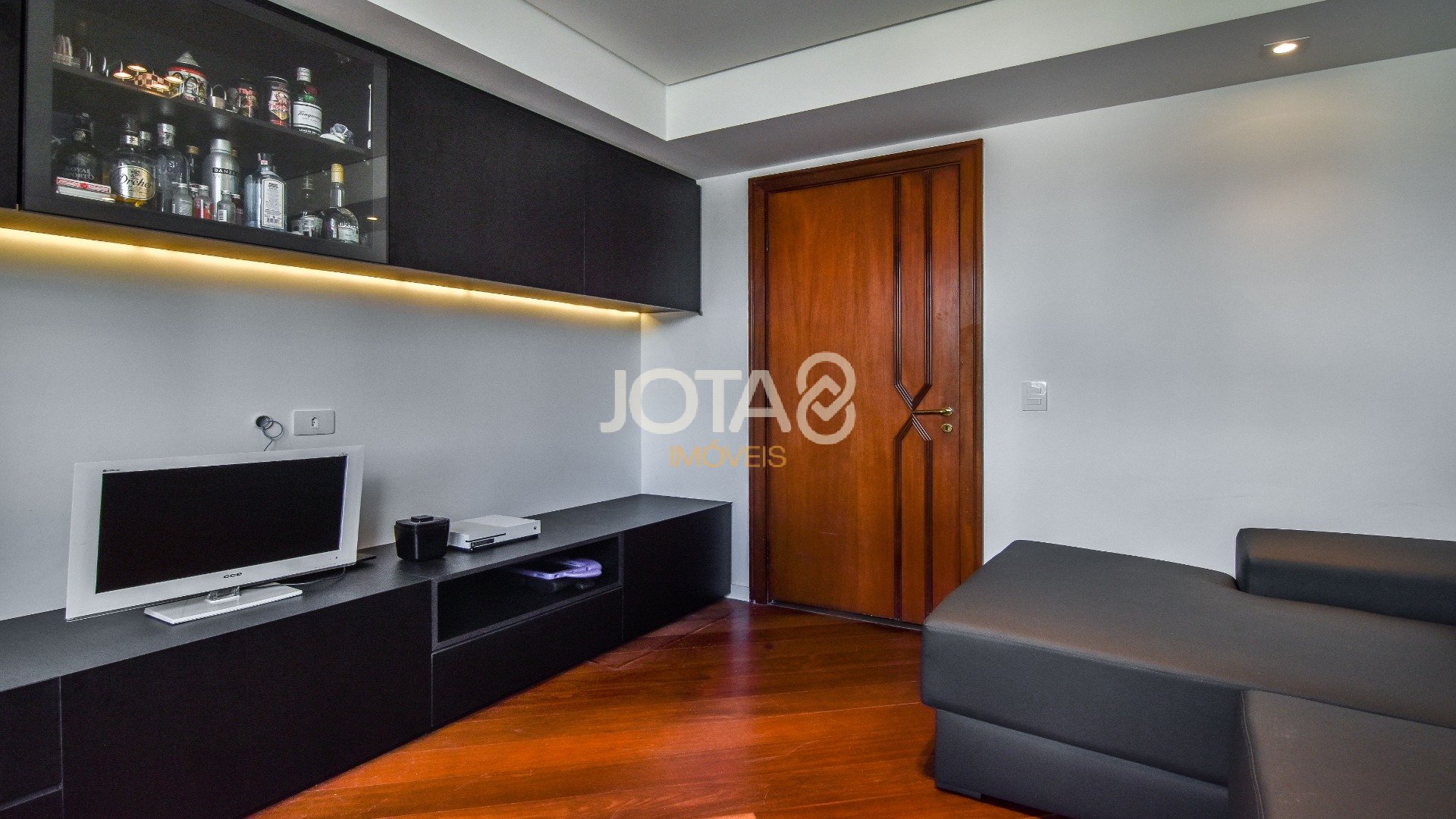 APARTAMENTO COM 4 SUÍTES, 4 VAGAS, TODO REFORMADO E PRONTO PARA MORAR!