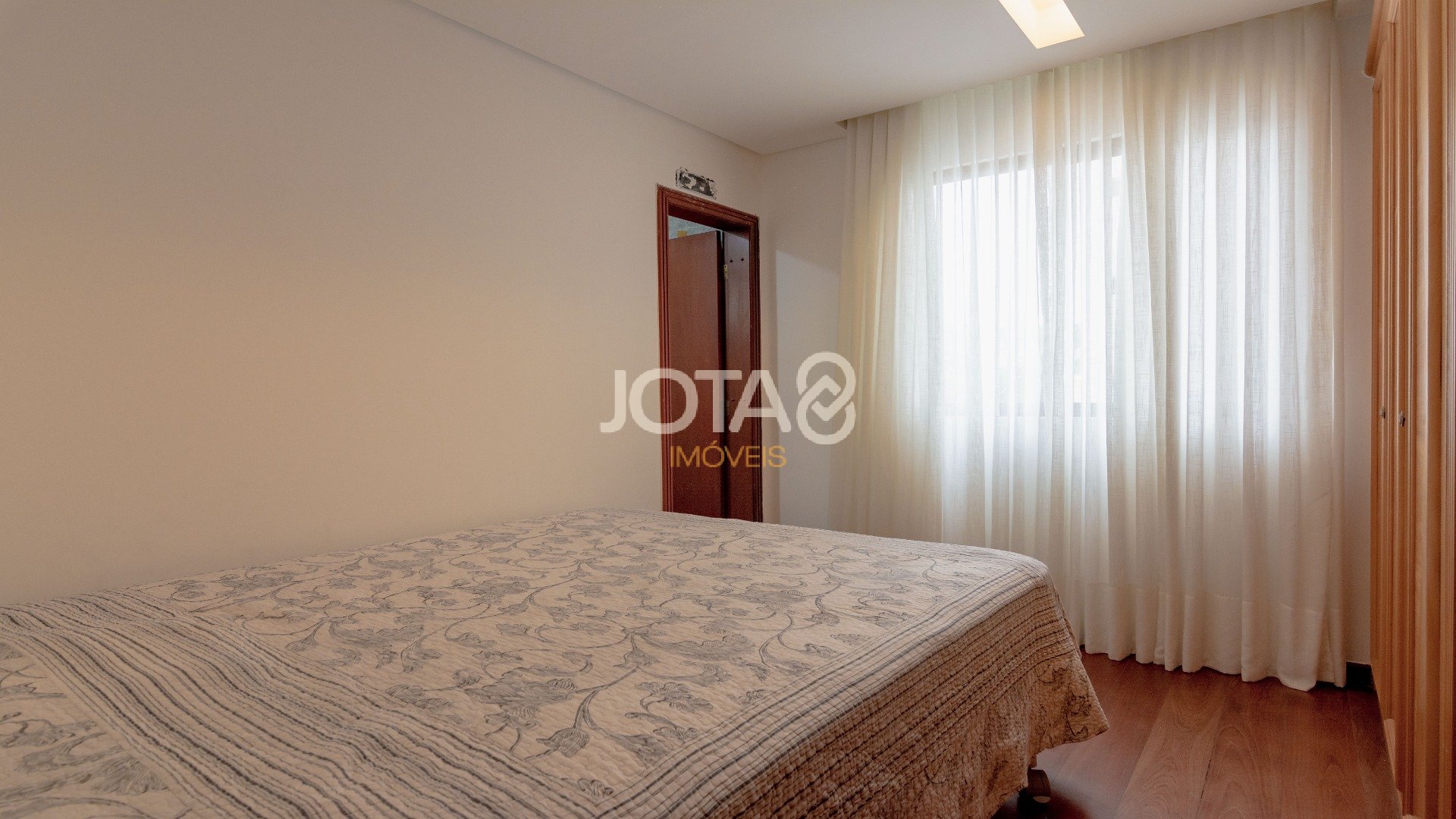 APARTAMENTO COM 4 SUÍTES, 4 VAGAS, TODO REFORMADO E PRONTO PARA MORAR!