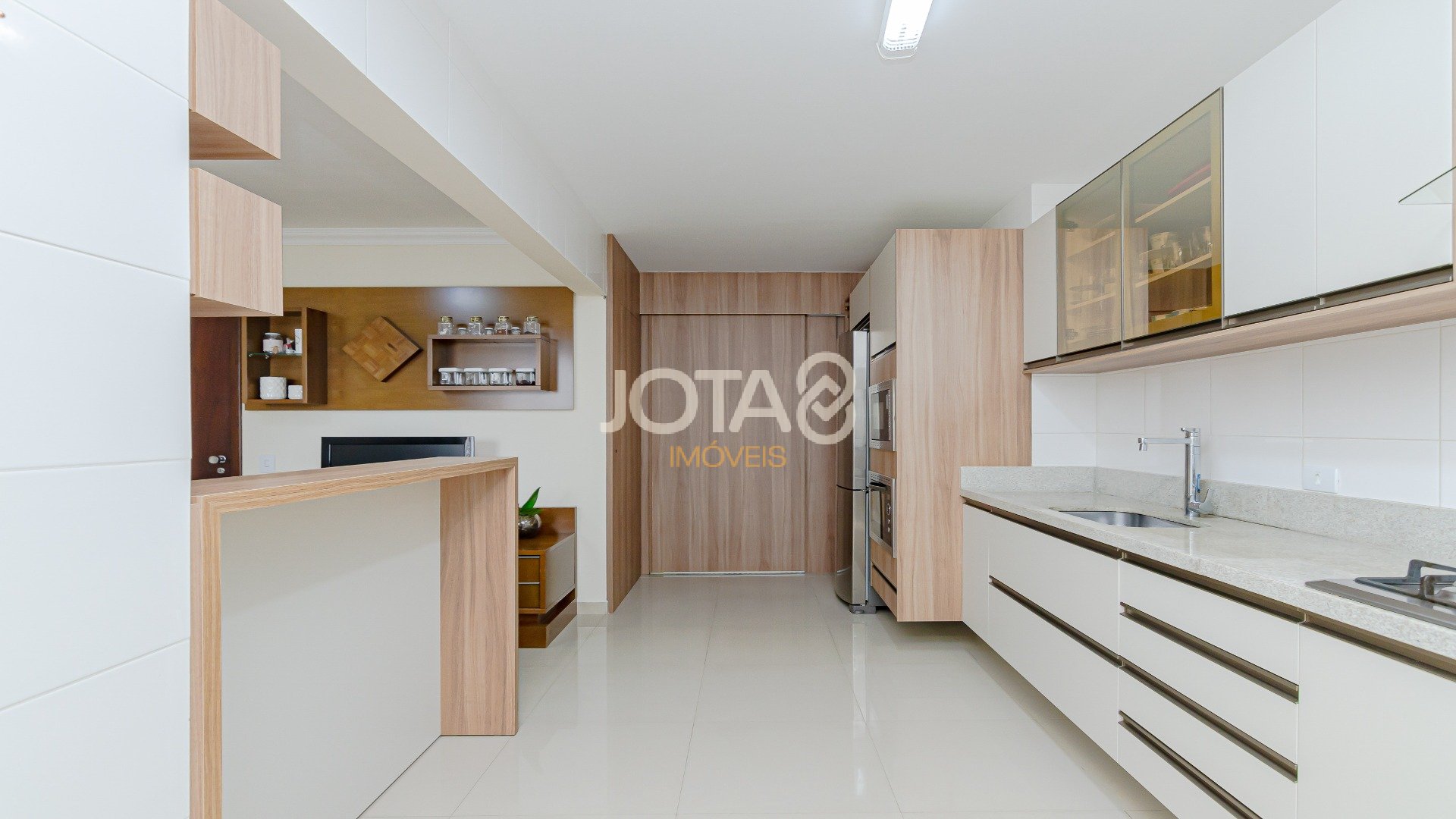 APARTAMENTO REFORMADO E ESPAÇOSO NO BATEL