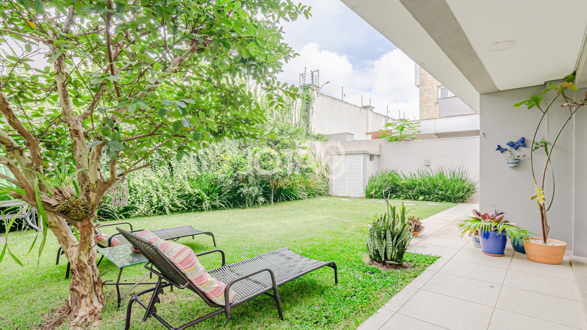 CASA COM 3 SUÍTES NO GREEN VILLAGE