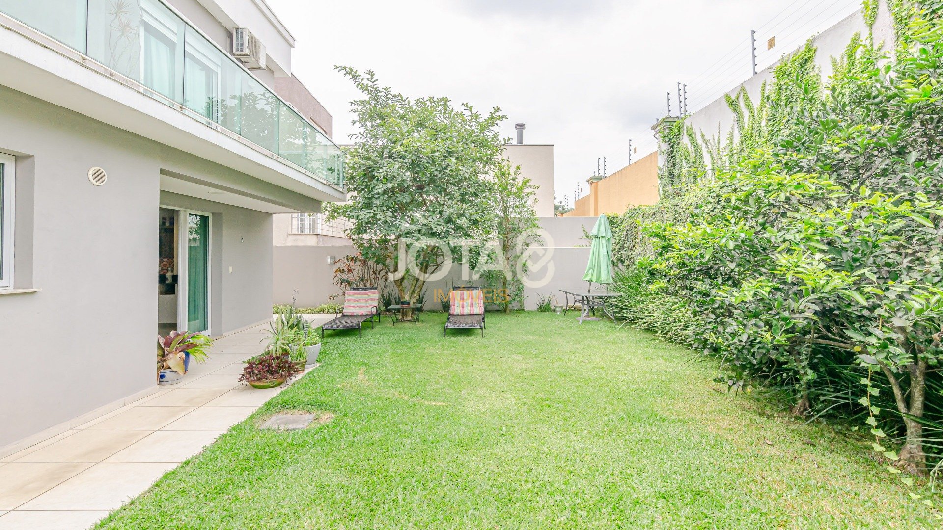 CASA COM 3 SUÍTES NO GREEN VILLAGE