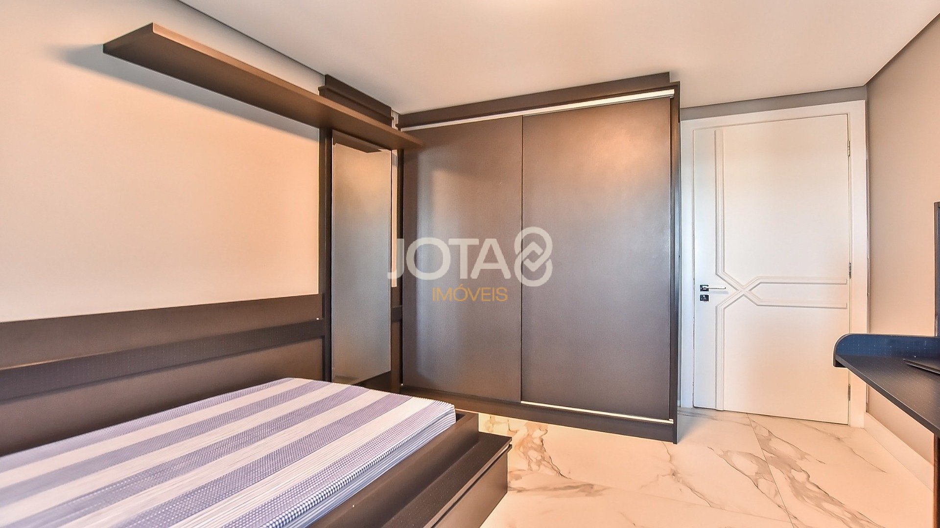 APARTAMENTO AMPLO NO BATEL 3 QUARTOS