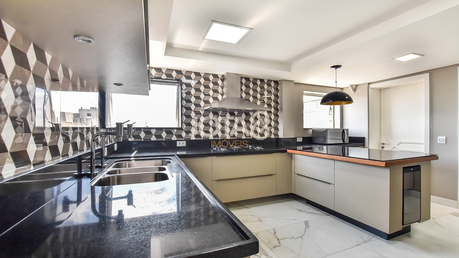 APARTAMENTO AMPLO NO BATEL 3 QUARTOS