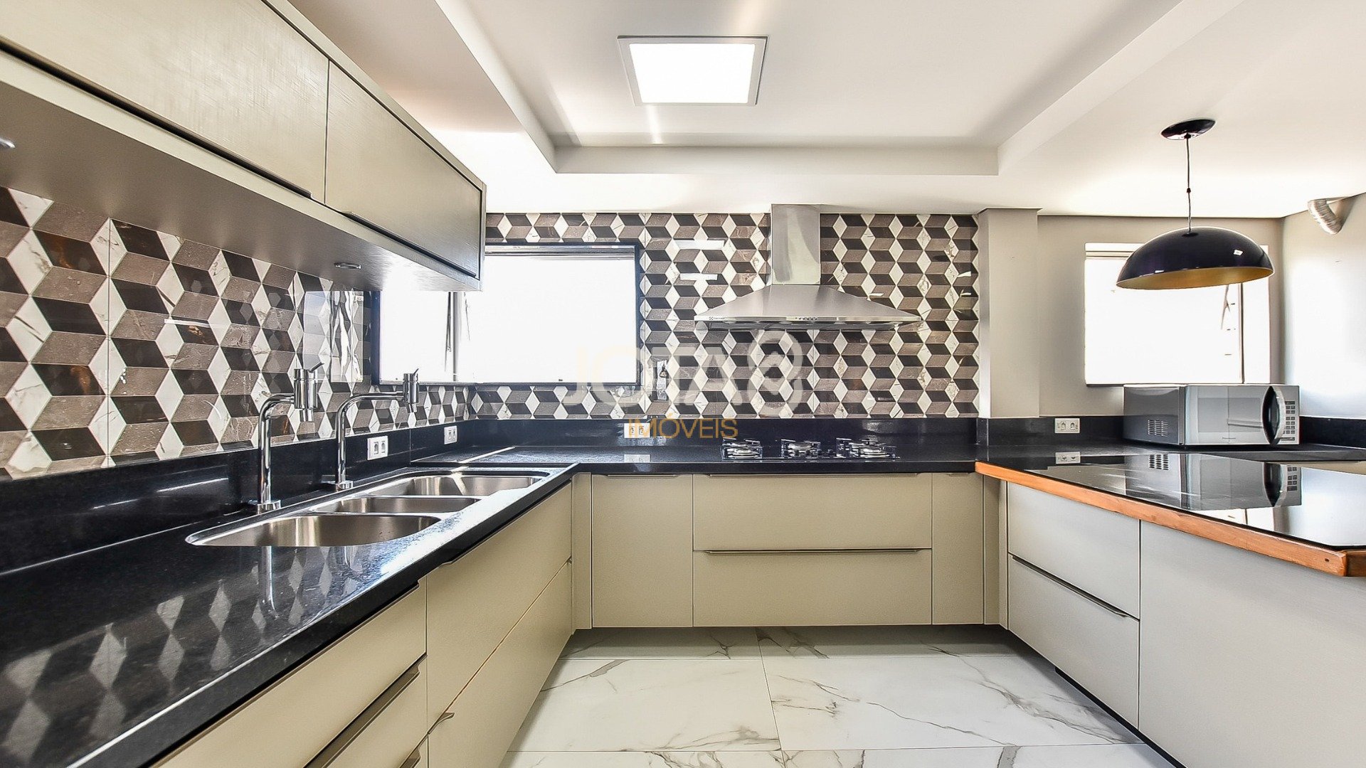 APARTAMENTO AMPLO NO BATEL 3 QUARTOS