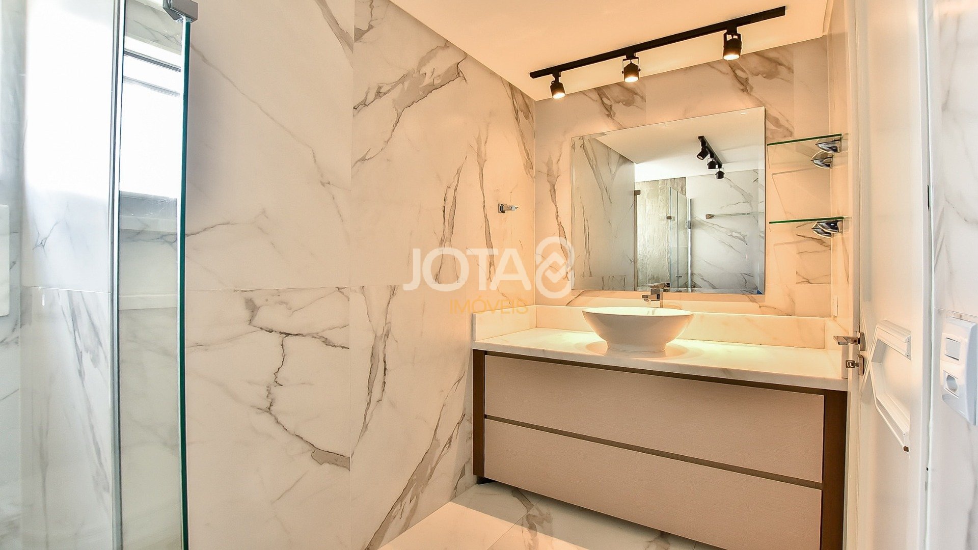 APARTAMENTO AMPLO NO BATEL 3 QUARTOS
