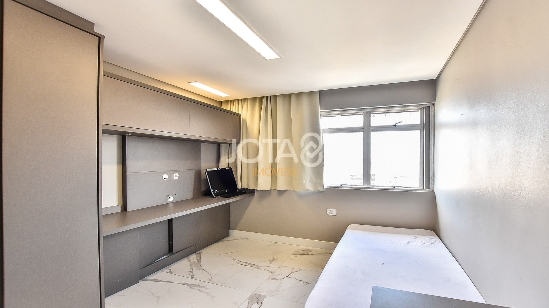 APARTAMENTO AMPLO NO BATEL 3 QUARTOS
