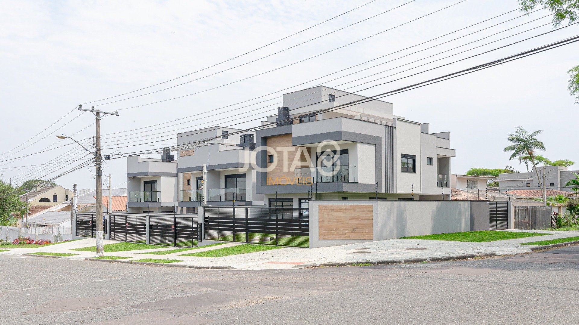 OPORTUNIDADE SOBRADO NO ÁGUA VERDE COM 3 SUÍTES
