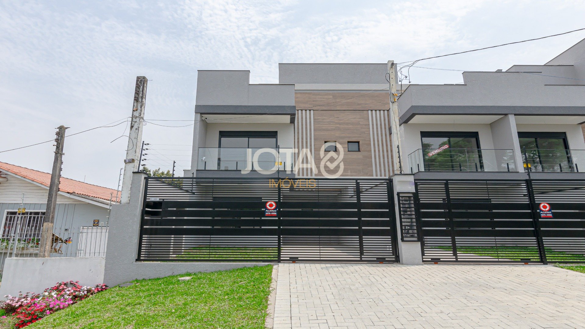 OPORTUNIDADE SOBRADO NO ÁGUA VERDE COM 3 SUÍTES