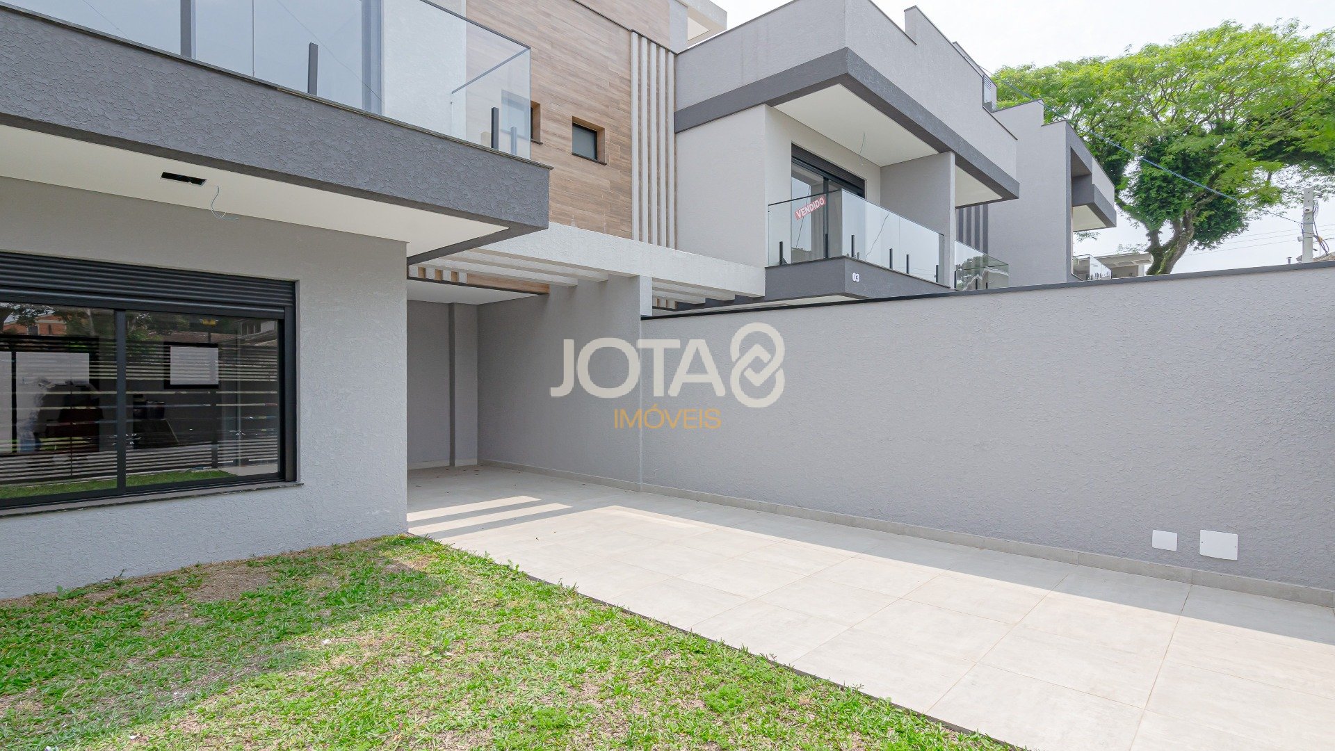 OPORTUNIDADE SOBRADO NO ÁGUA VERDE COM 3 SUÍTES