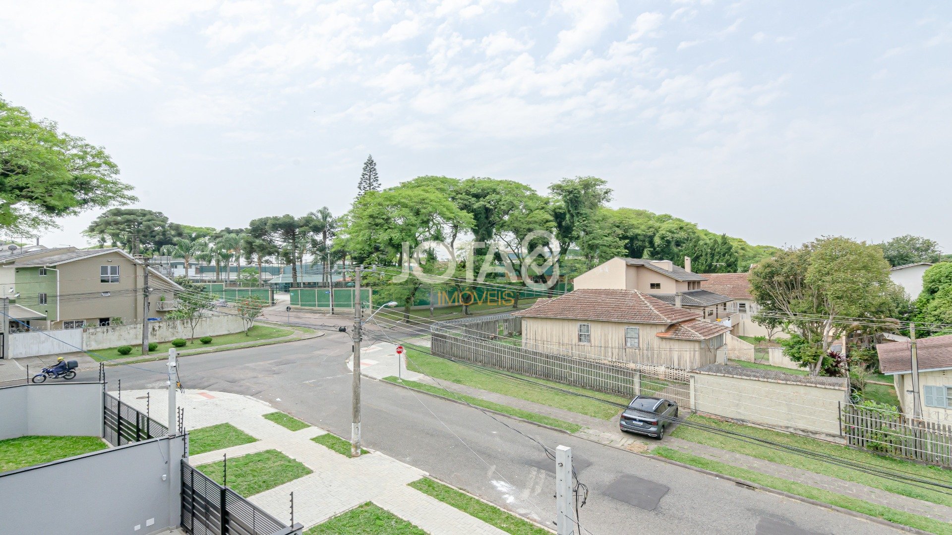 OPORTUNIDADE SOBRADO NO ÁGUA VERDE COM 3 SUÍTES