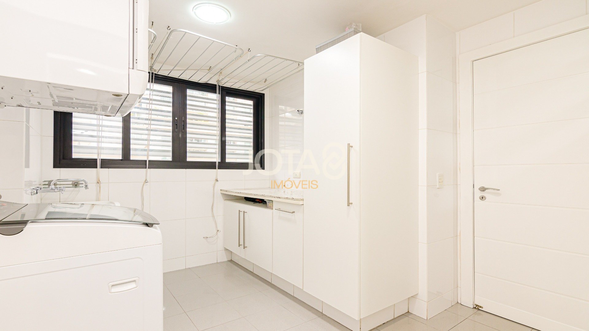 APARTAMENTO COM 3 SUÍTES NO CORAÇÃO DO BATEL