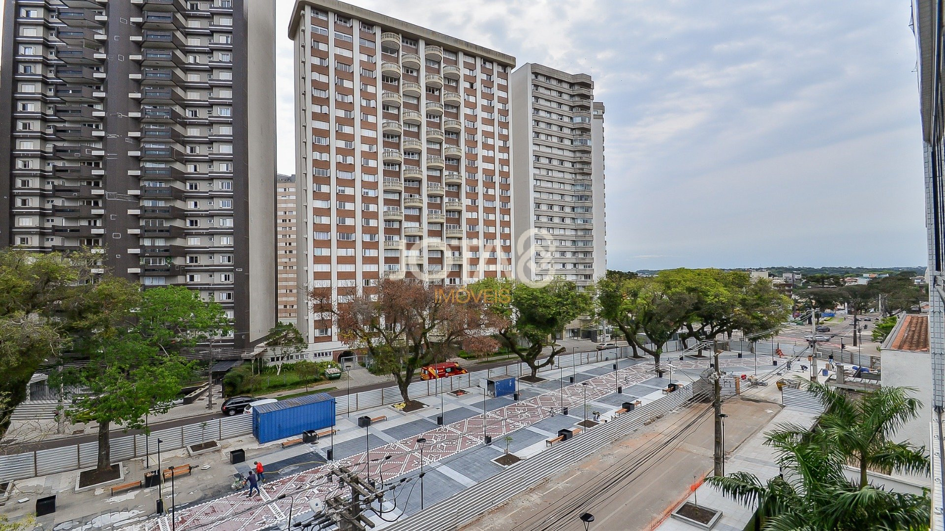 MORE EM FRENTE A PRAÇA DA UCRÂNIA E A 2 MIN. DO PARQUE BARIGUI