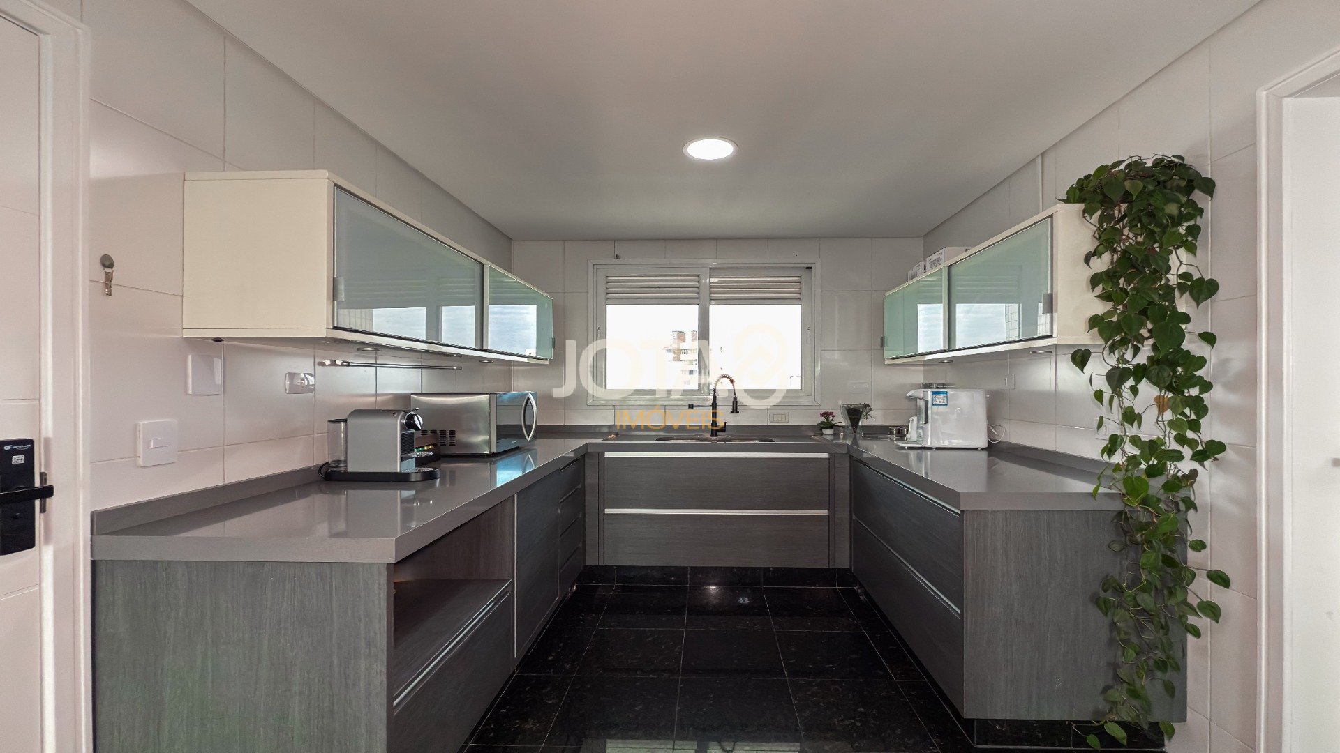 BELÍSSIMO APARTAMENTO, MOBILIADO,  NO CORAÇÃO DO ECOVILLE