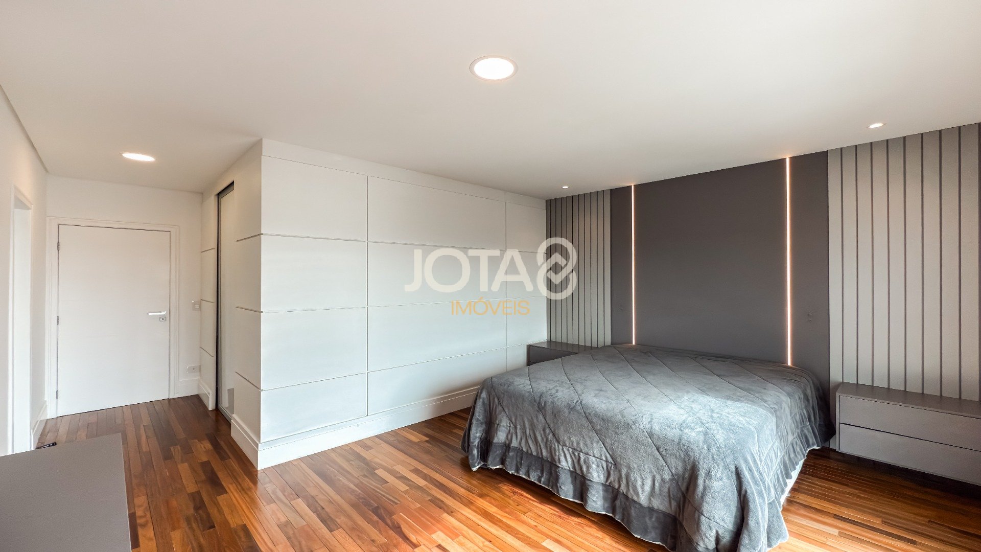 BELÍSSIMO APARTAMENTO, MOBILIADO,  NO CORAÇÃO DO ECOVILLE