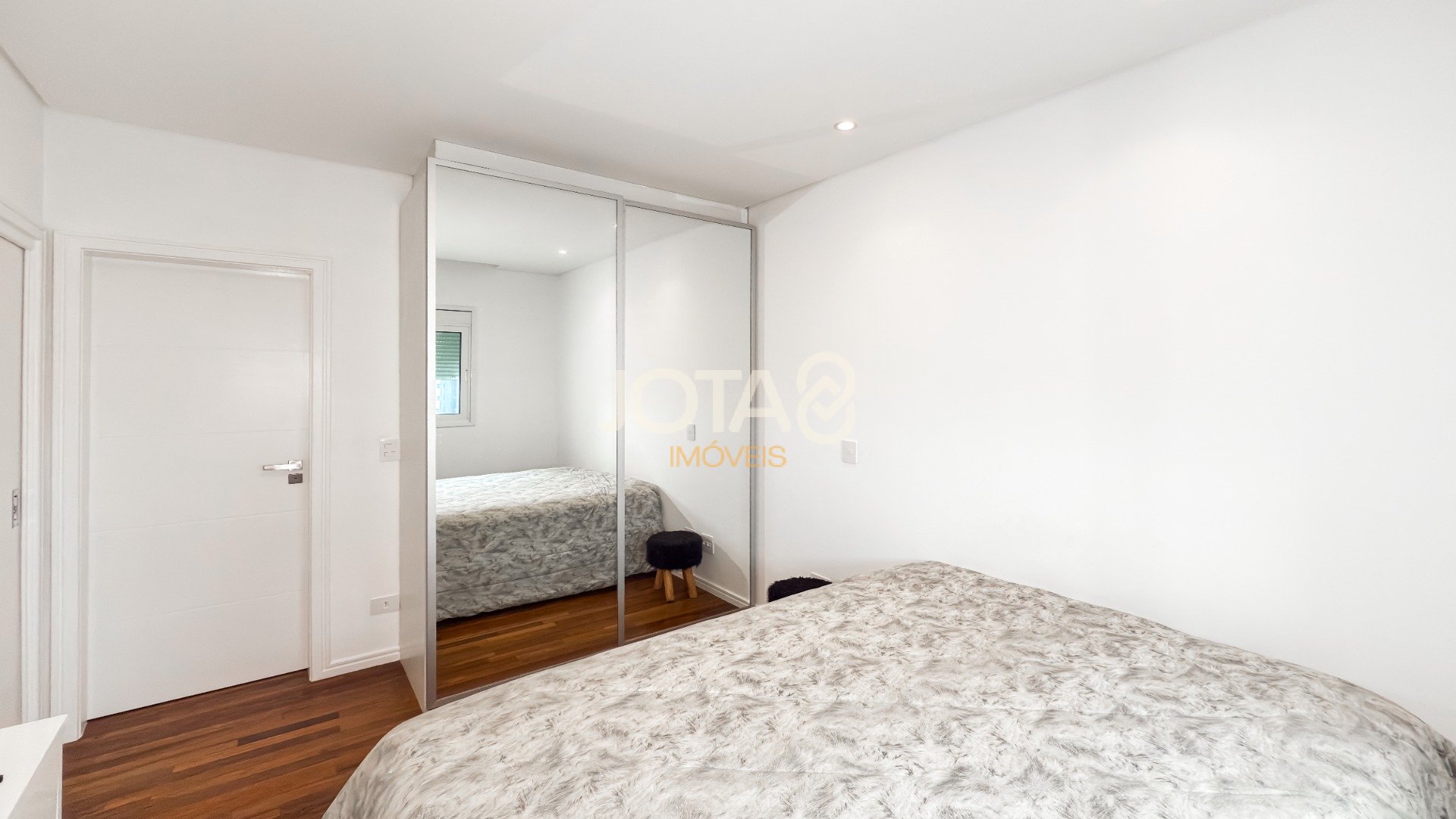 BELÍSSIMO APARTAMENTO, MOBILIADO,  NO CORAÇÃO DO ECOVILLE