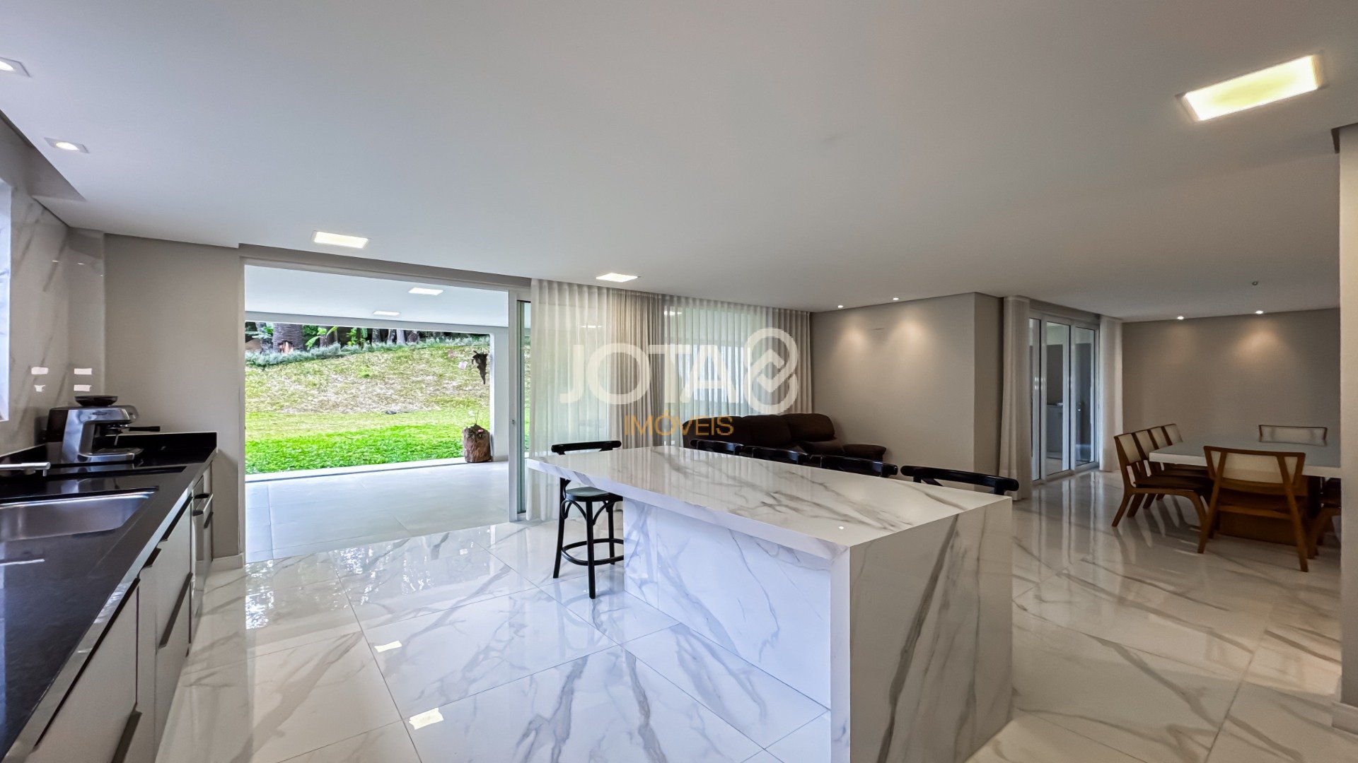 CASA MODERNA EM CONDOMÍNIO COM 4 QUARTOS EM SANTA FELICIDADE!