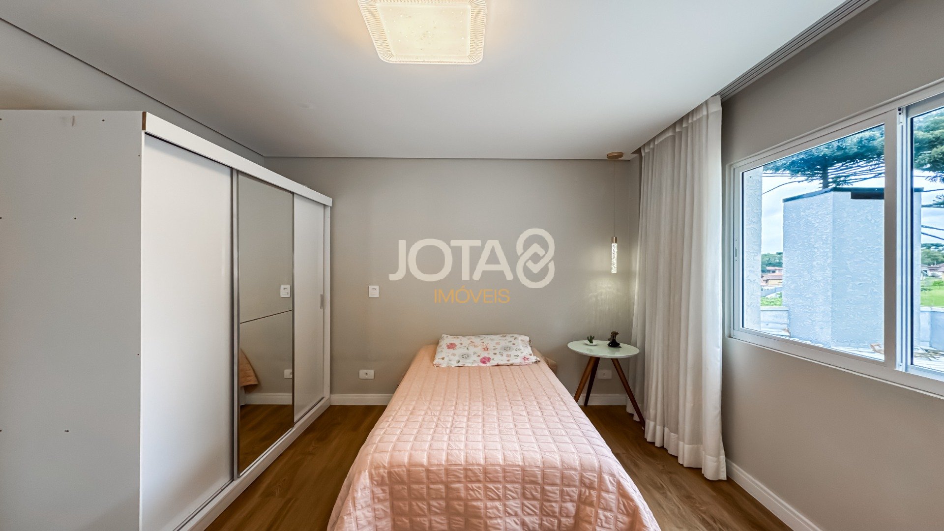 CASA MODERNA EM CONDOMÍNIO COM 4 QUARTOS EM SANTA FELICIDADE!