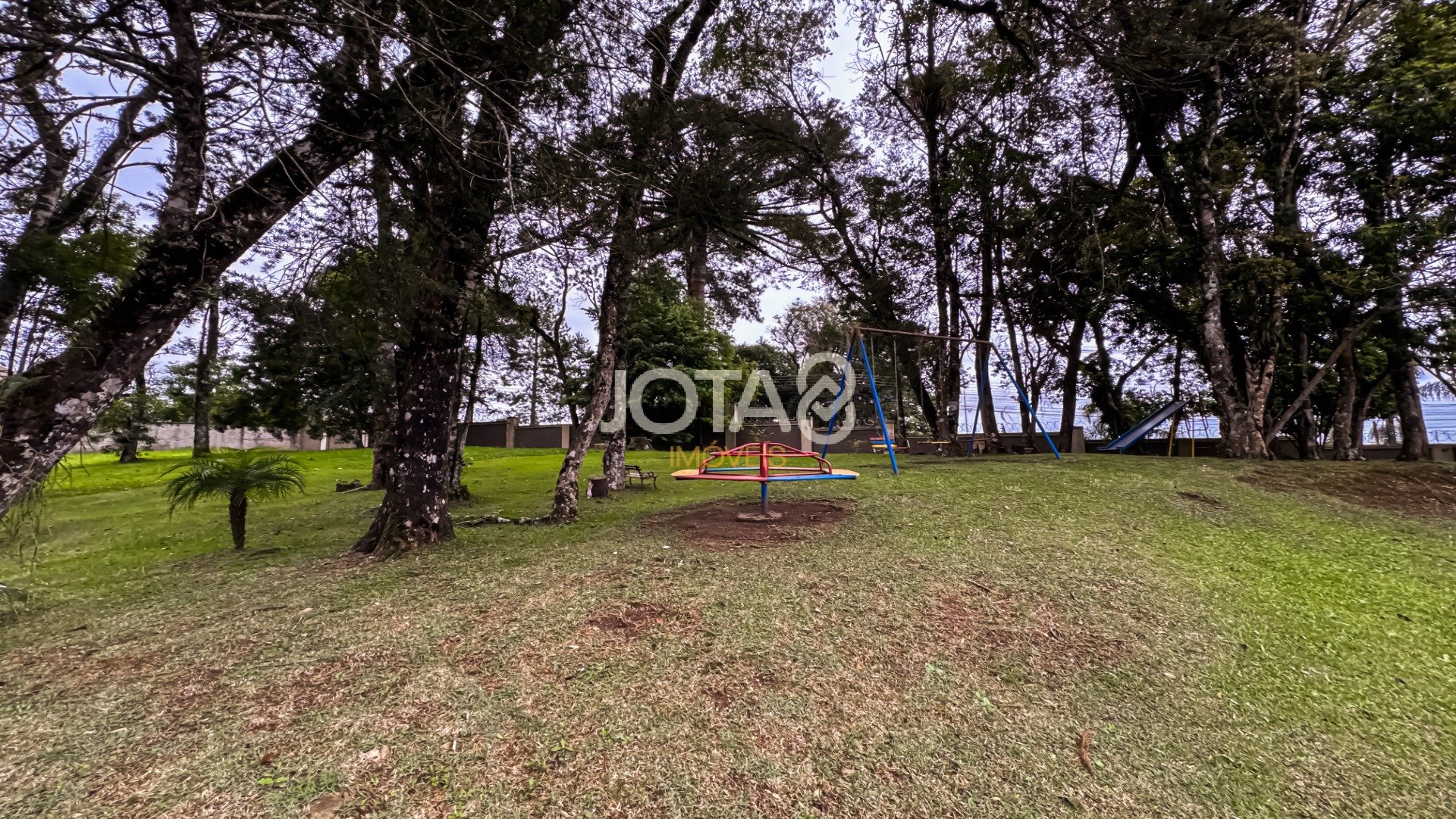CASA MODERNA EM CONDOMÍNIO COM 4 QUARTOS EM SANTA FELICIDADE!