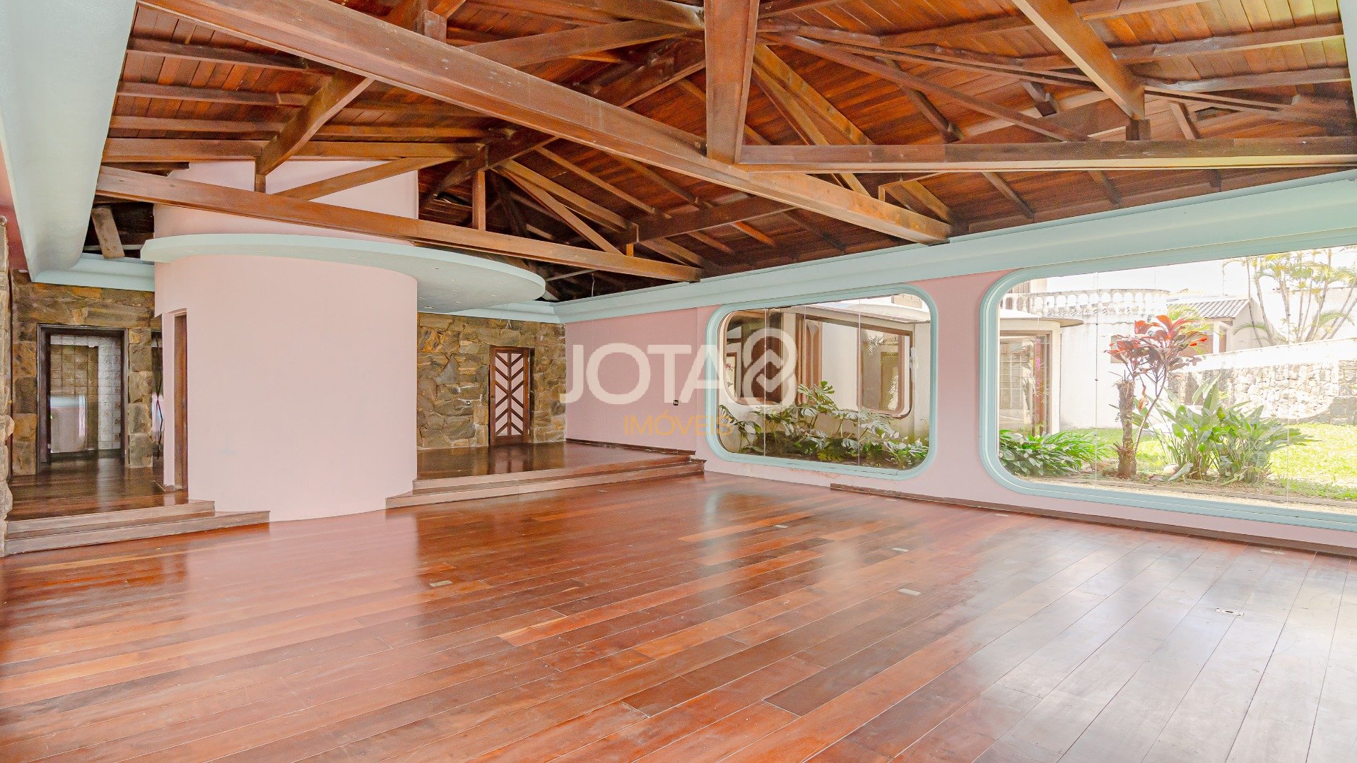 CASA COMERCIAL NO BAIRRO AHU