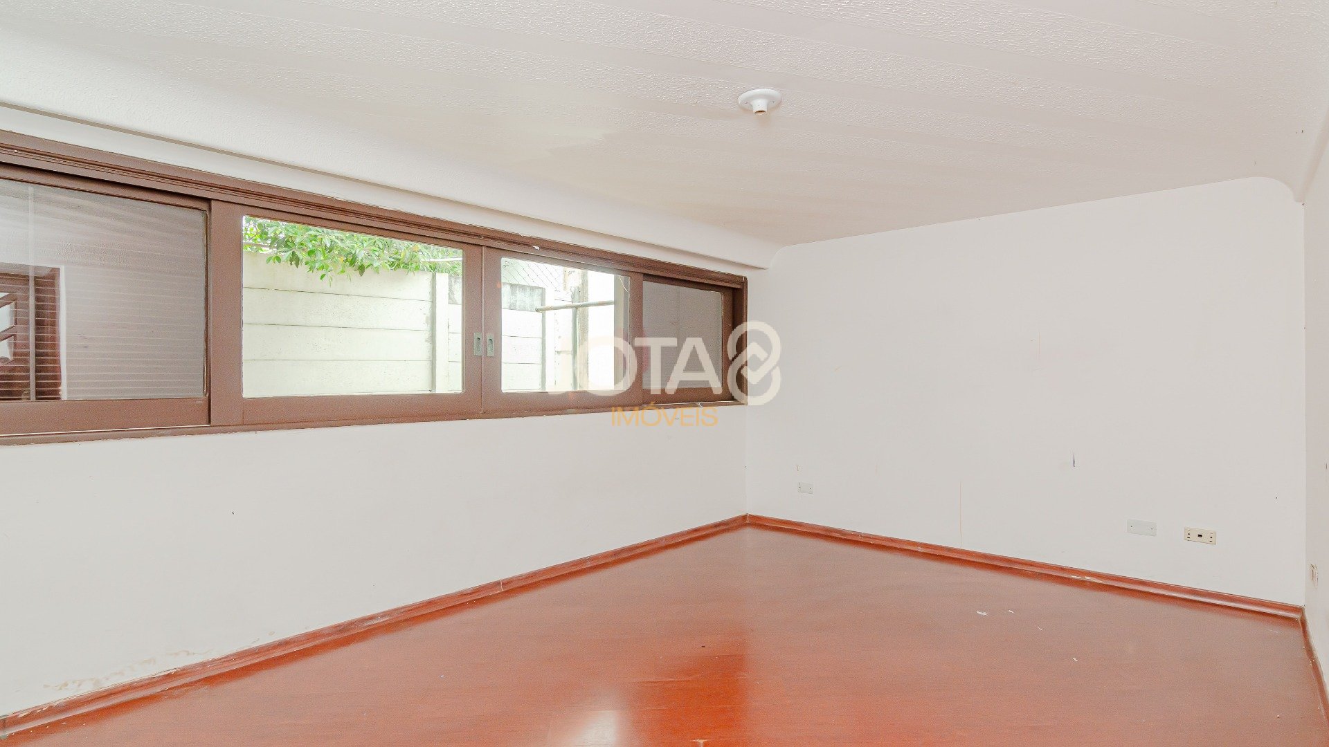 CASA COMERCIAL NO BAIRRO AHU