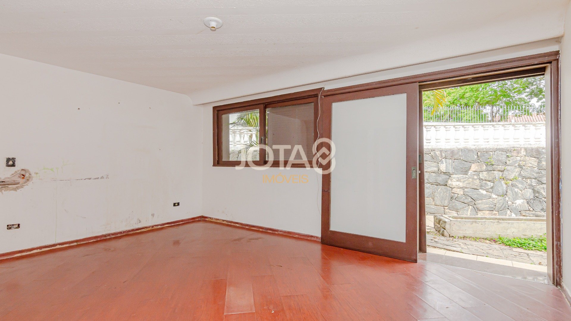 CASA COMERCIAL NO BAIRRO AHU