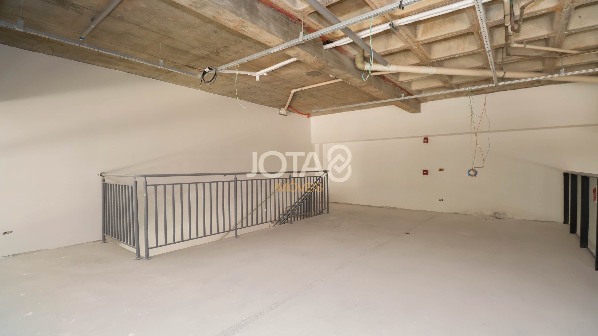 LOJA COMERCIAL NO HUMAN BATEL