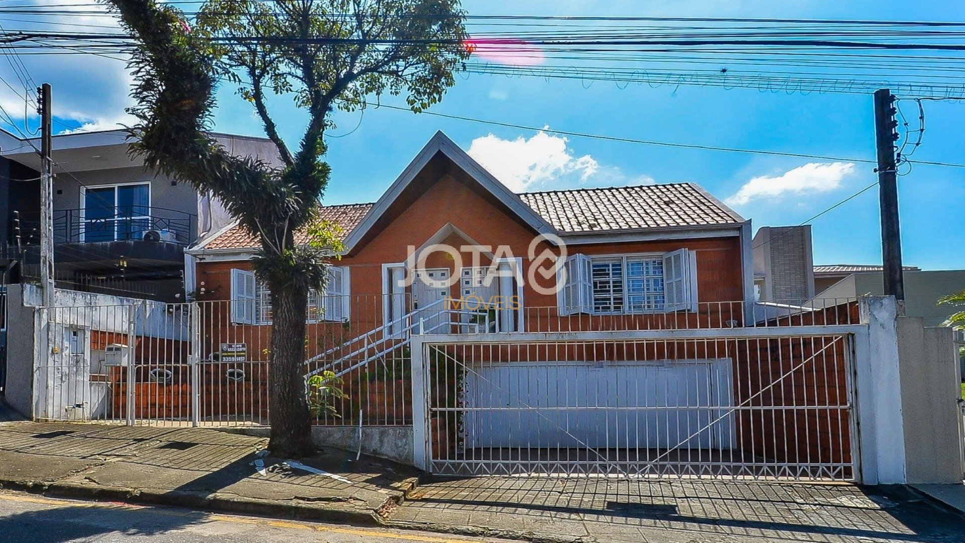 CASA COM 4 QUARTOS PERTO DOS COLÉGIOS LUMEN E BOM JESUS NO SEMINÁRIO