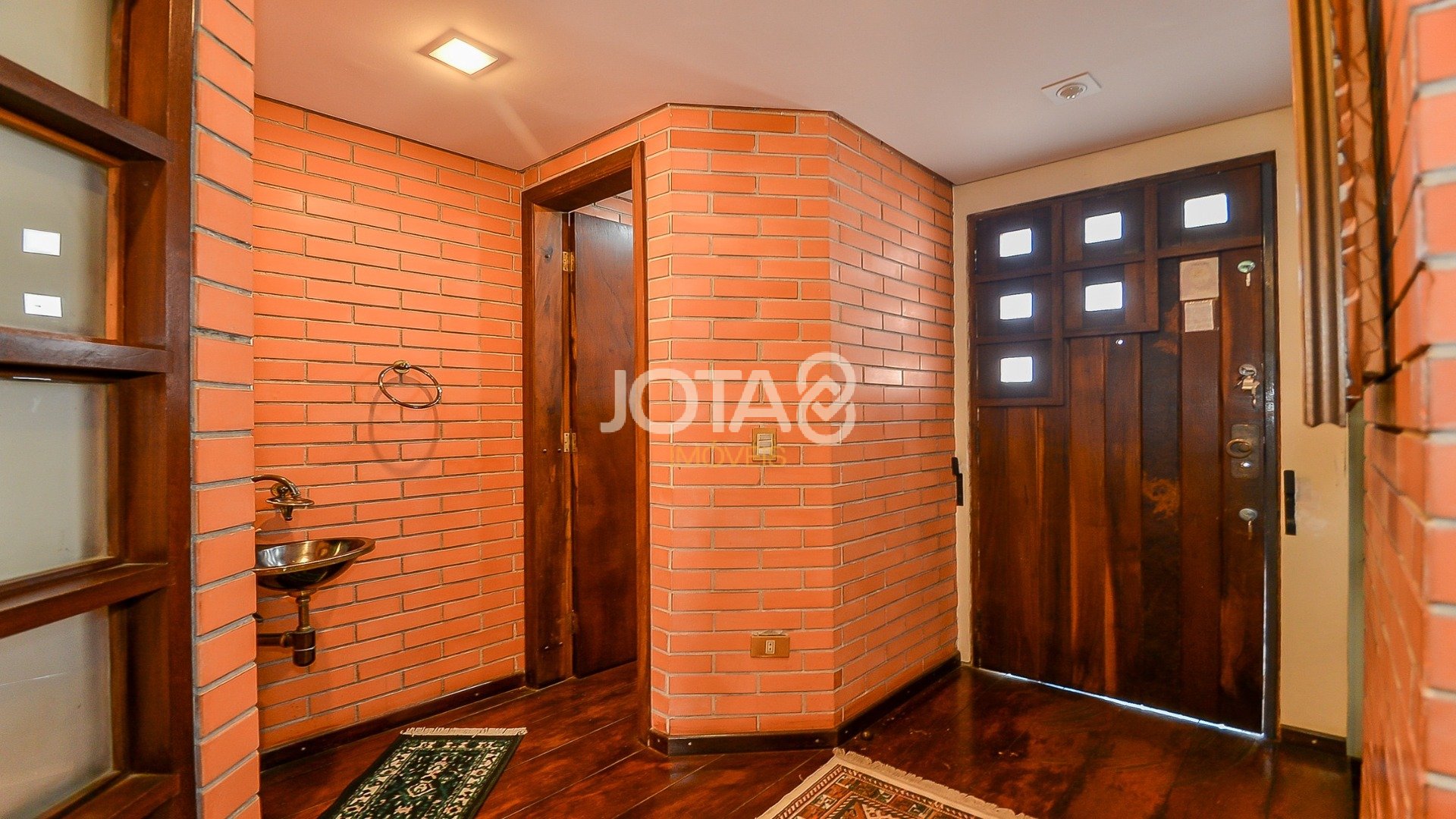 CASA COM 4 QUARTOS PERTO DOS COLÉGIOS LUMEN E BOM JESUS NO SEMINÁRIO