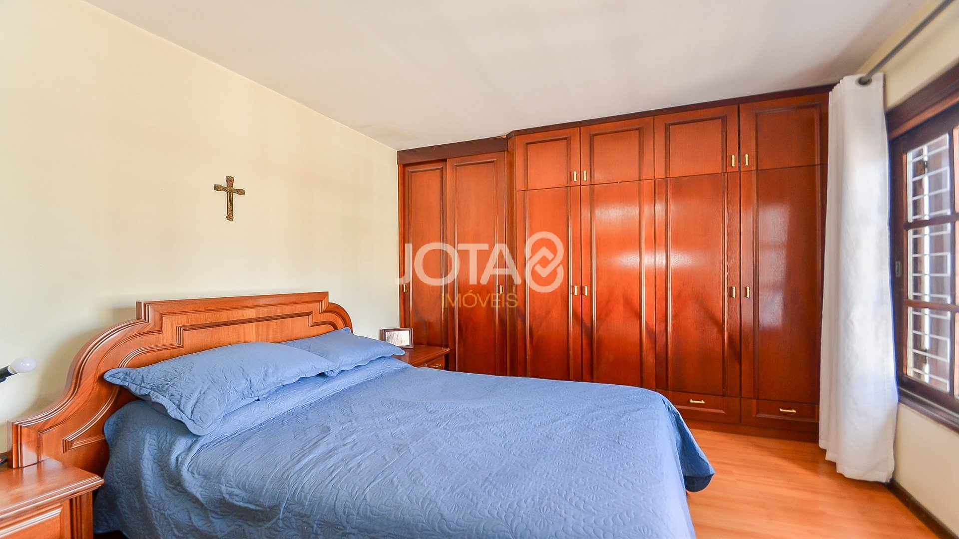 CASA COM 4 QUARTOS PERTO DOS COLÉGIOS LUMEN E BOM JESUS NO SEMINÁRIO