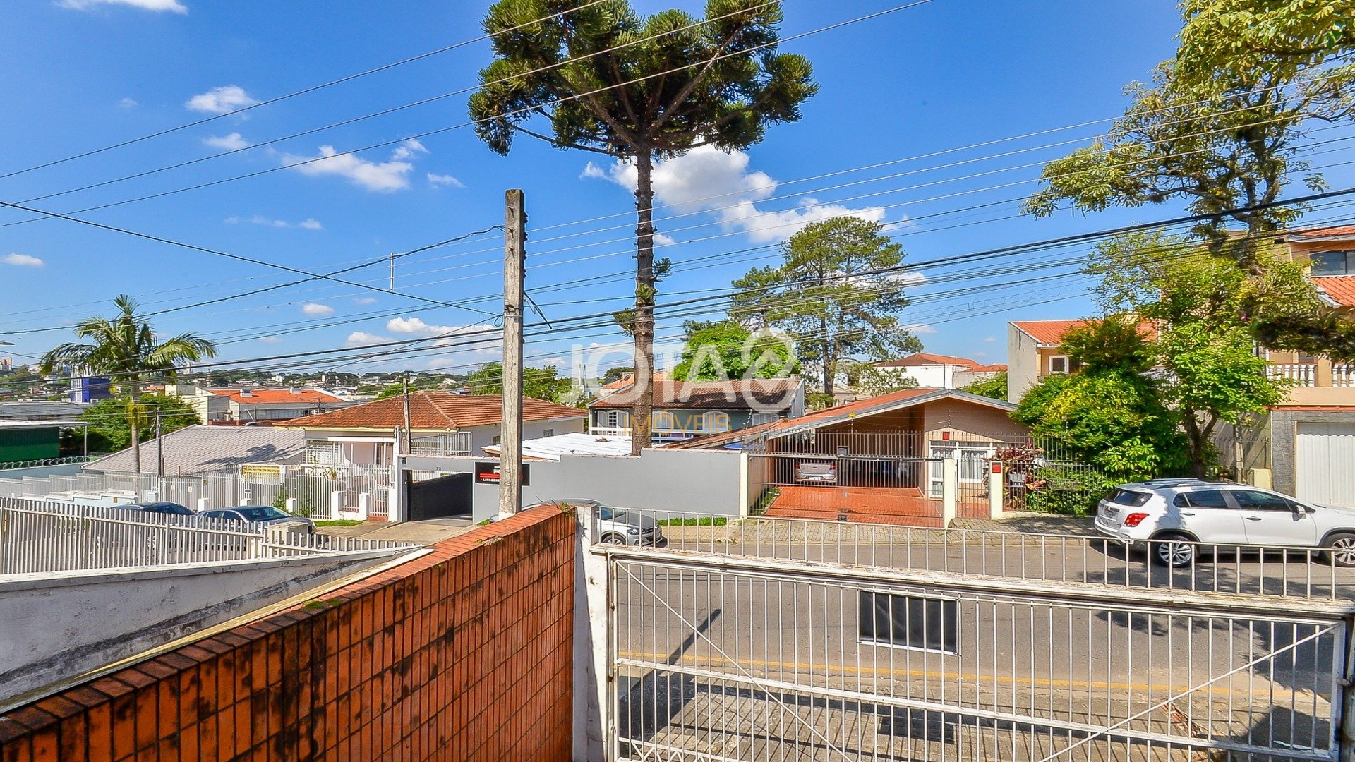 CASA COM 4 QUARTOS PERTO DOS COLÉGIOS LUMEN E BOM JESUS NO SEMINÁRIO