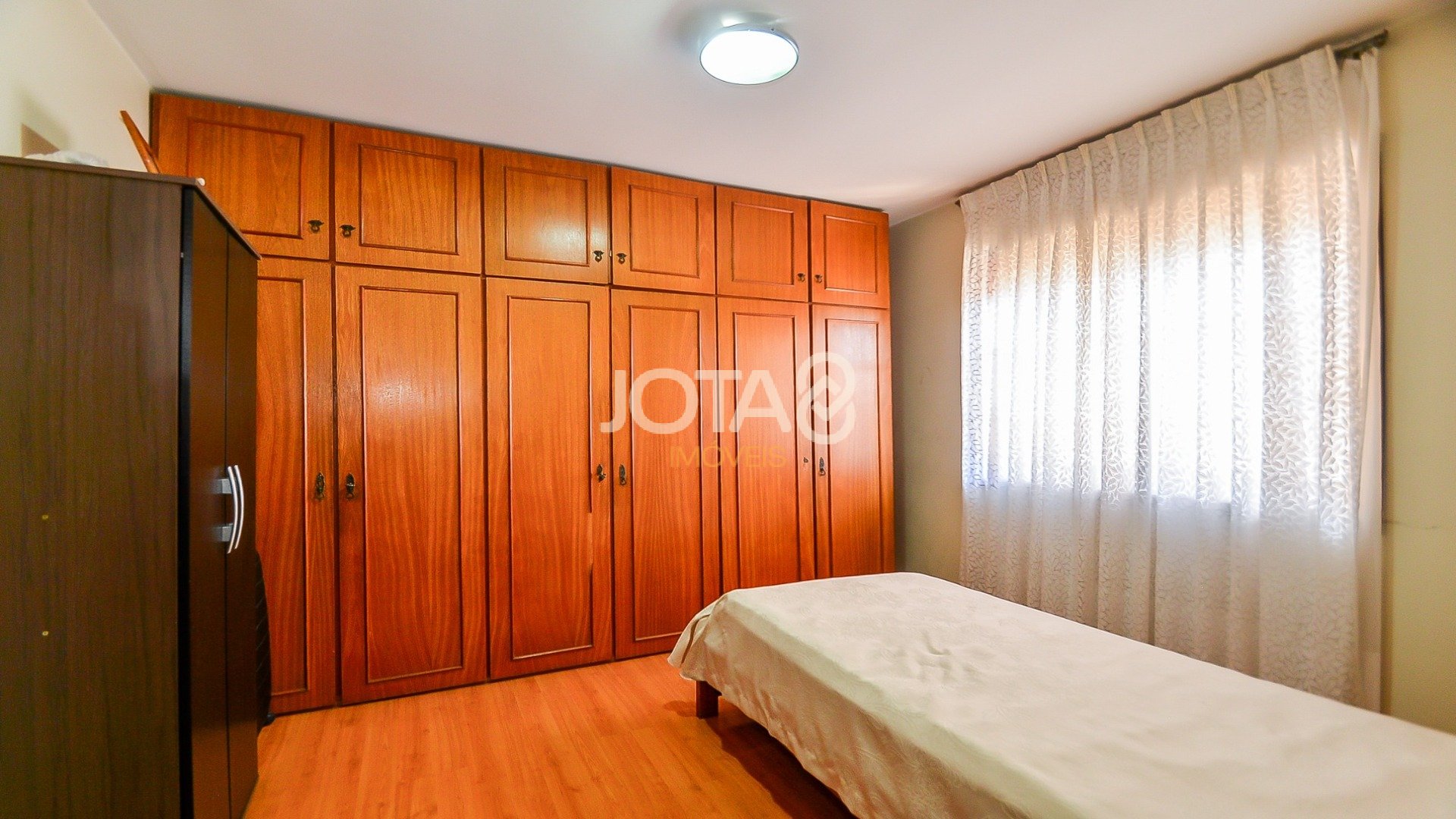 CASA COM 4 QUARTOS PERTO DOS COLÉGIOS LUMEN E BOM JESUS NO SEMINÁRIO