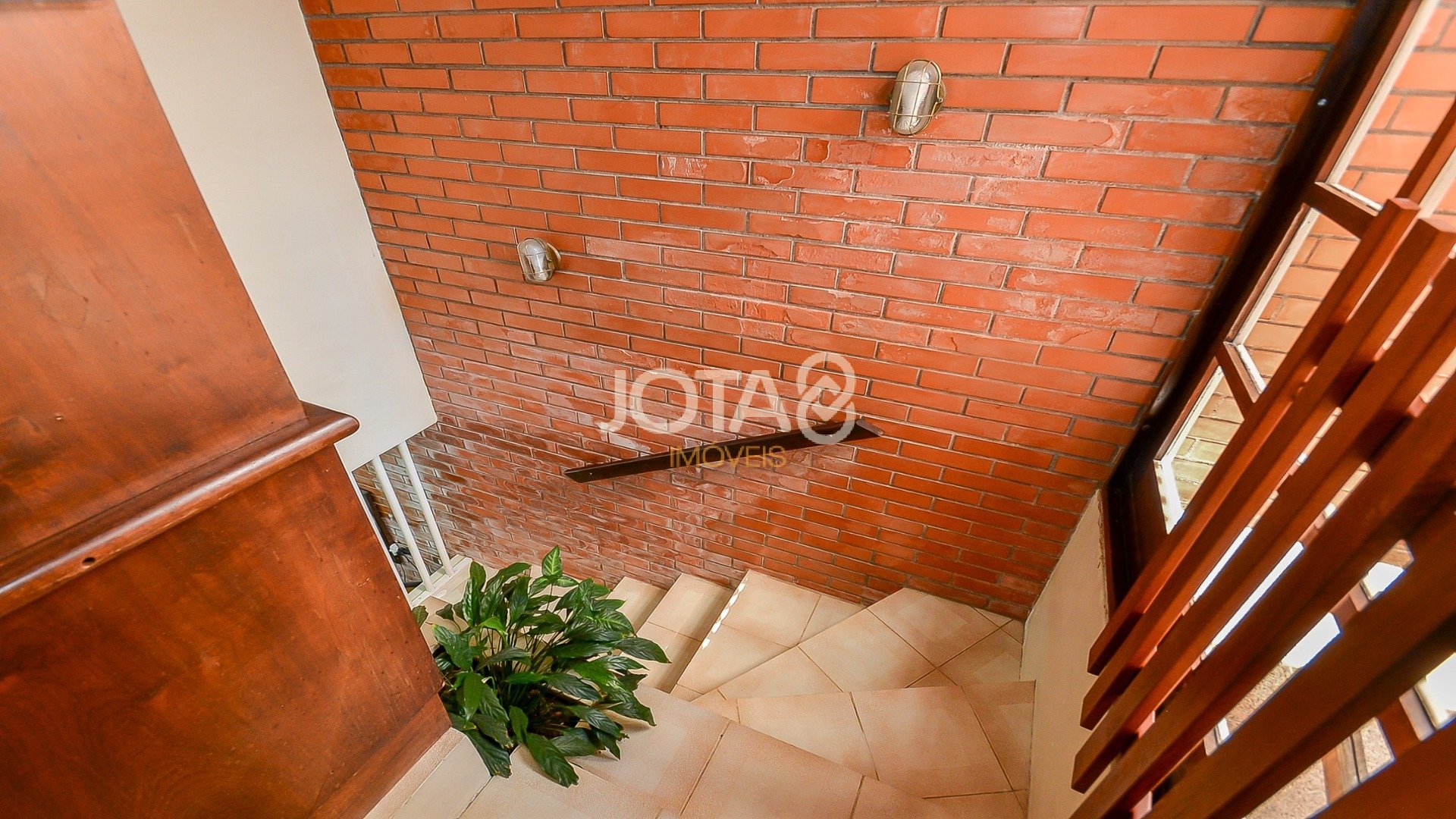CASA COM 4 QUARTOS PERTO DOS COLÉGIOS LUMEN E BOM JESUS NO SEMINÁRIO